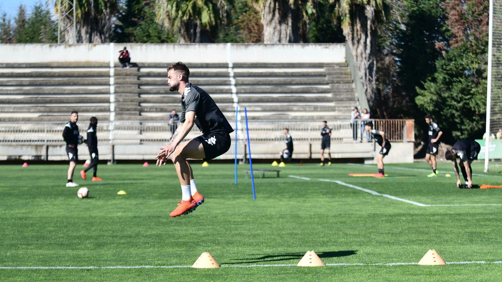 Carrillo realiza un ejercicio de velocidad y salto durante el entrenamiento. Carrillo realiza un ejercicio de velocidad y salto durante el entrenamiento.