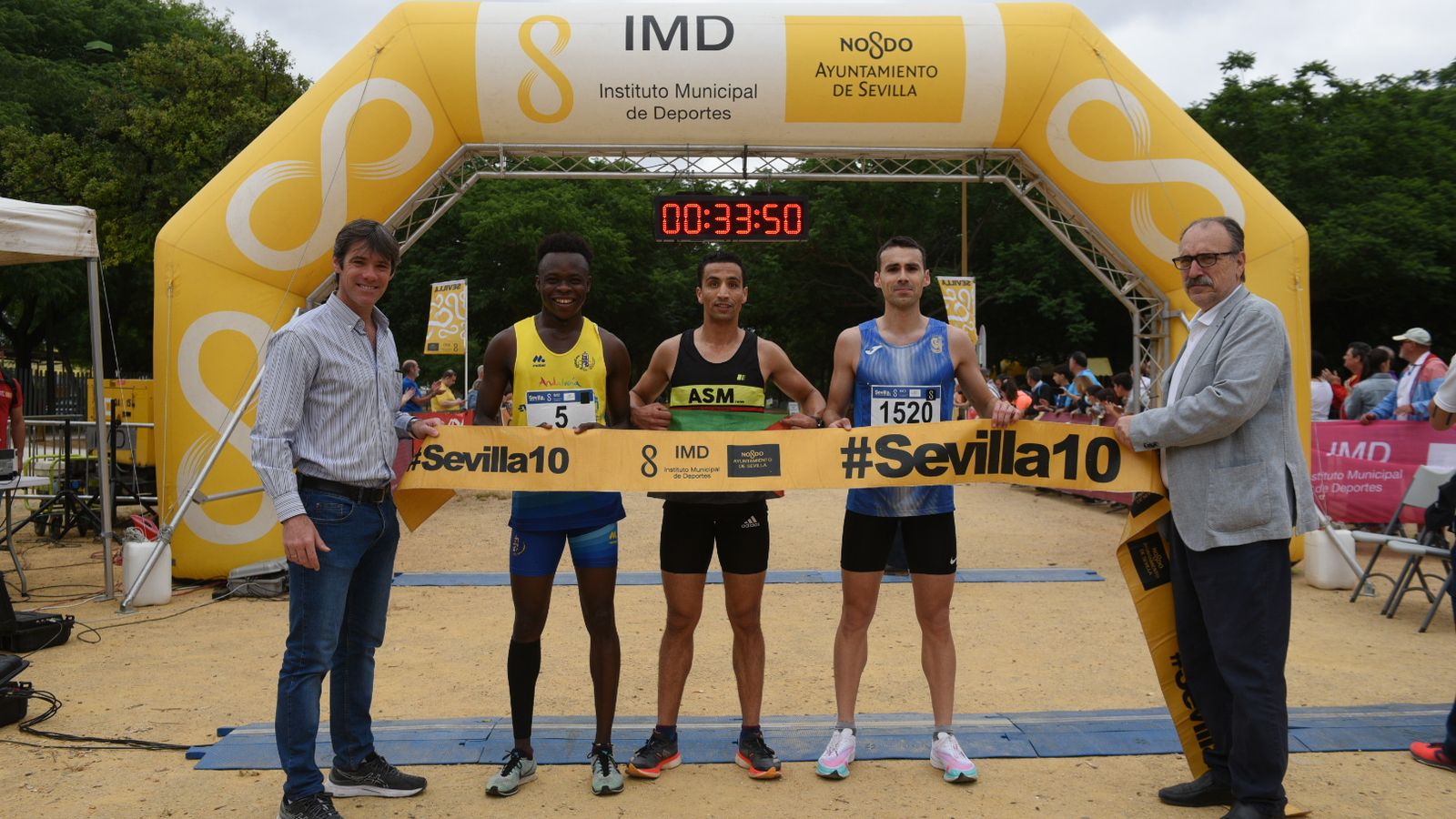 Said El Bouchikhi, Koné Yossodjo y Adrián Sánchez junto a David Guevara, teniente de Alcalde, al cruzar la línea de meta.