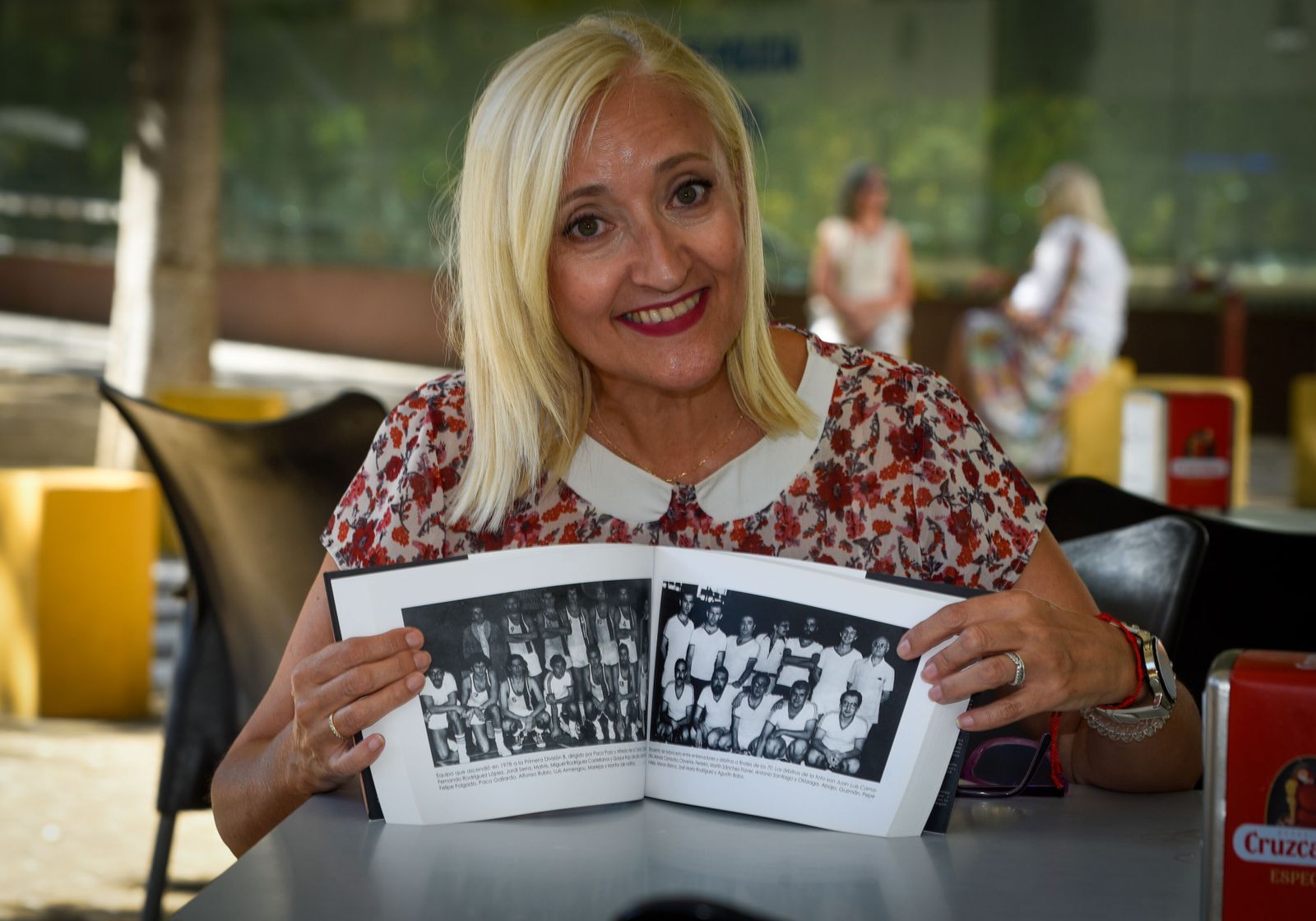 Esperanza Olózaga señala en la fotografía del libro a su padre en un partido de árbitros contra entrenadores.