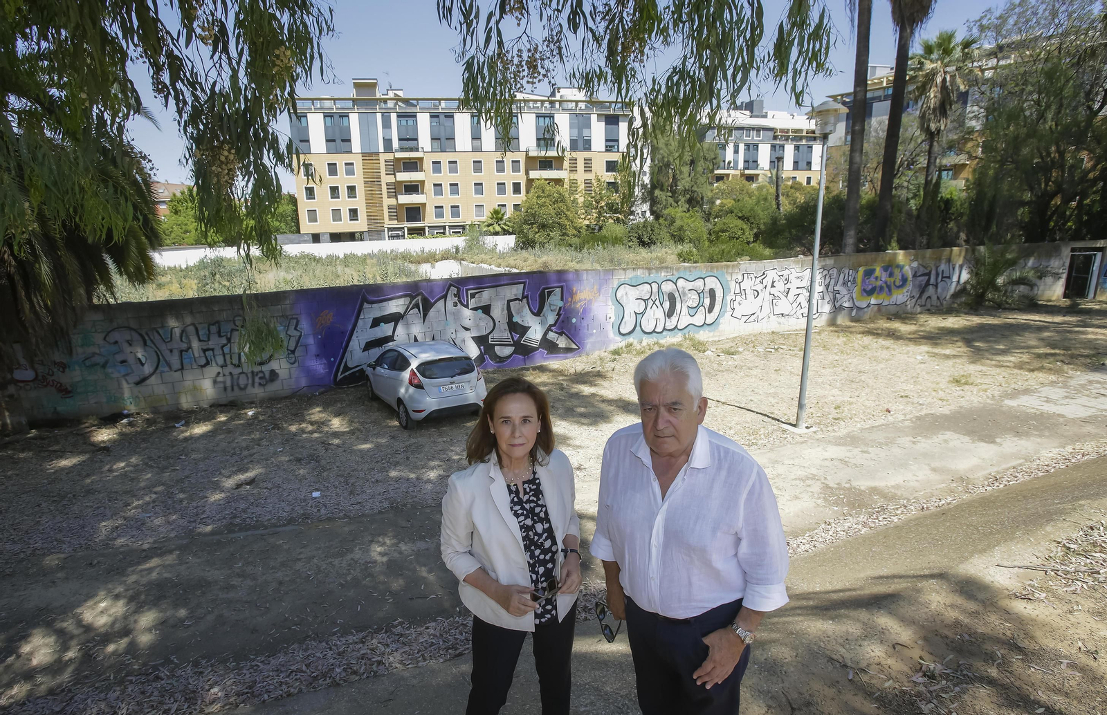 Reyes Artiñano y Rafael Aguilar, uno de los arquitectos del proyecto, junto a la parcela de Su Eminencia 10.