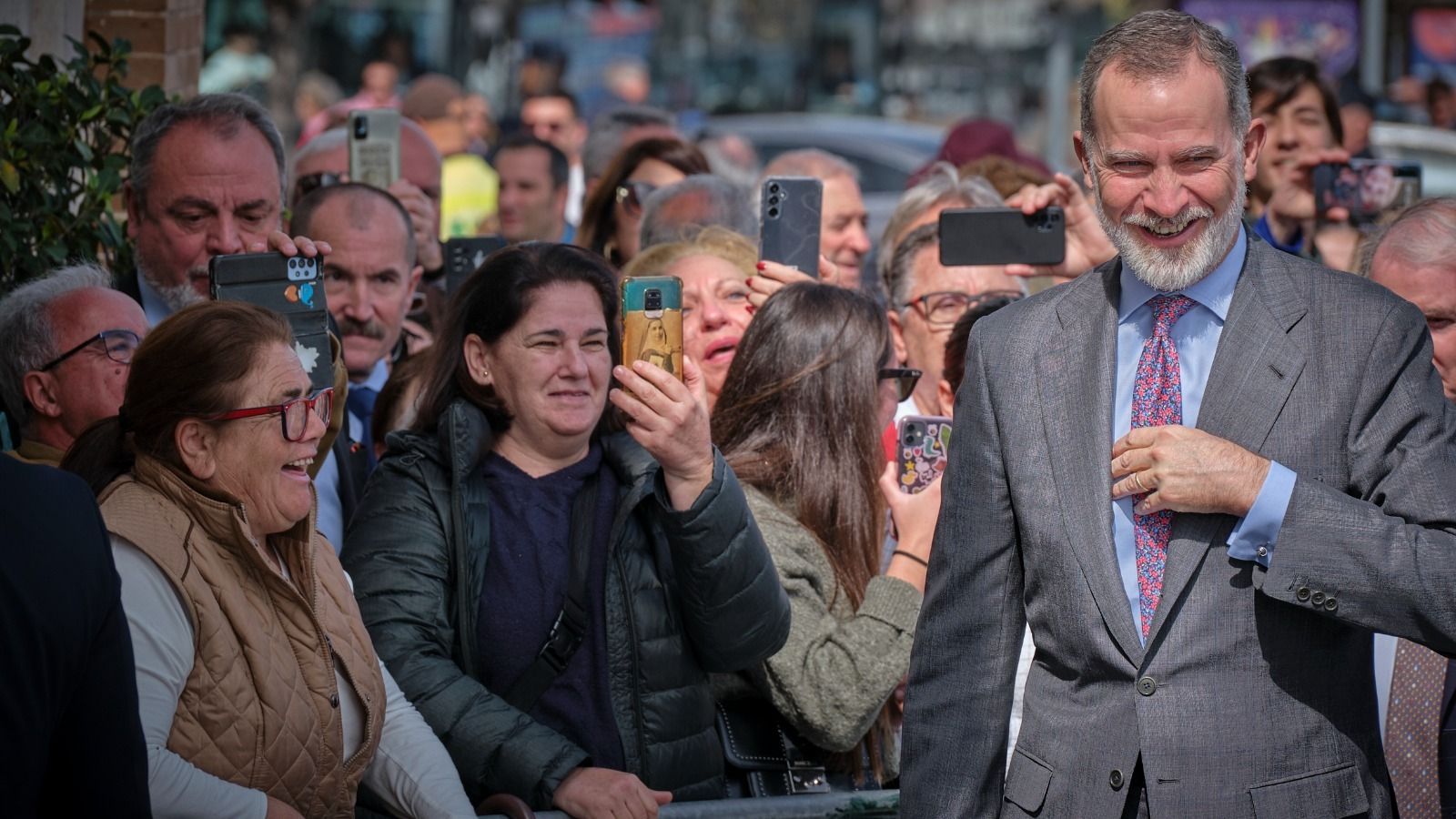 El rey Felipe VI saluda al público que lo esperaba en las afueras del Palacio de Congresos de Cádiz.