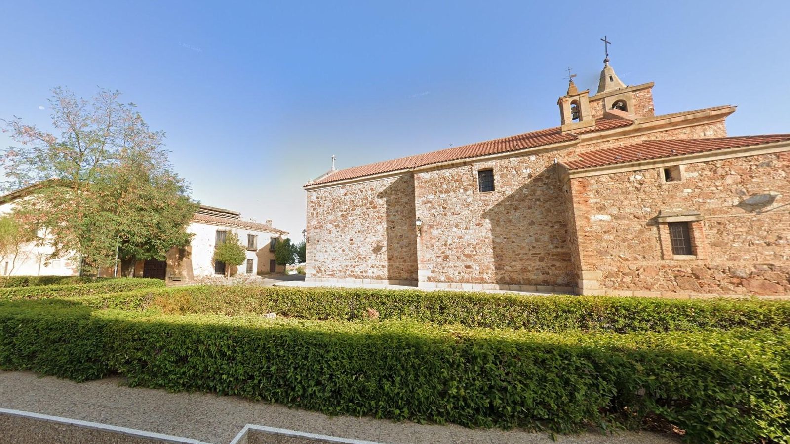 En Torremejía destacan estos dos edificios: a la izquierda, el Palacio de los Mexía y, a la derecha, la Iglesia de la Purísima Concepción.