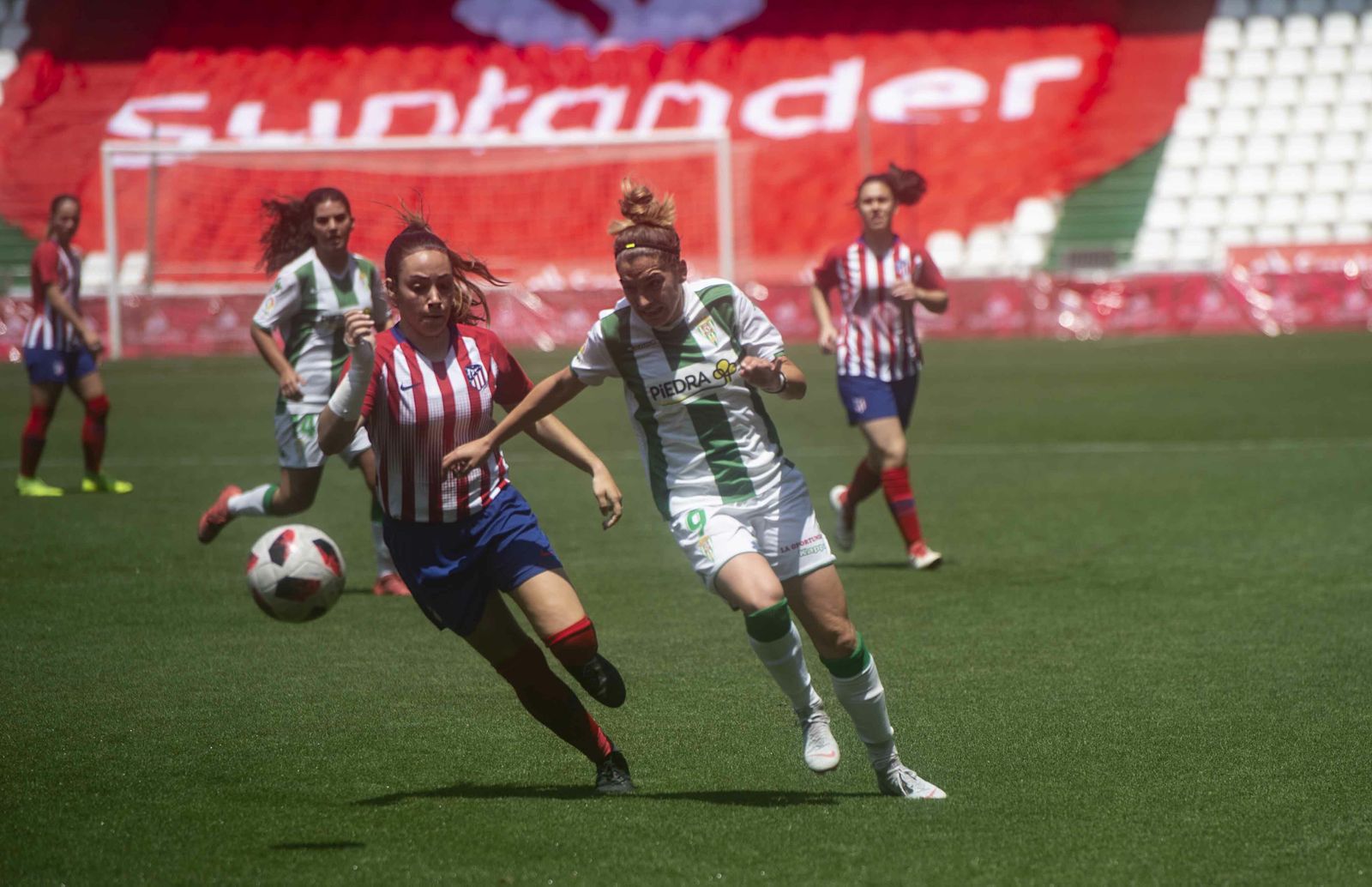Mery Martí intenta irse en velocidad de una jugadora del Atlético de Madrid B.