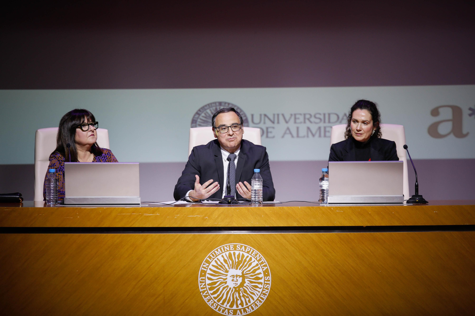 Imágenes del acto de reconocimiento a antiguos alumnos y amigos de honor en la UAL