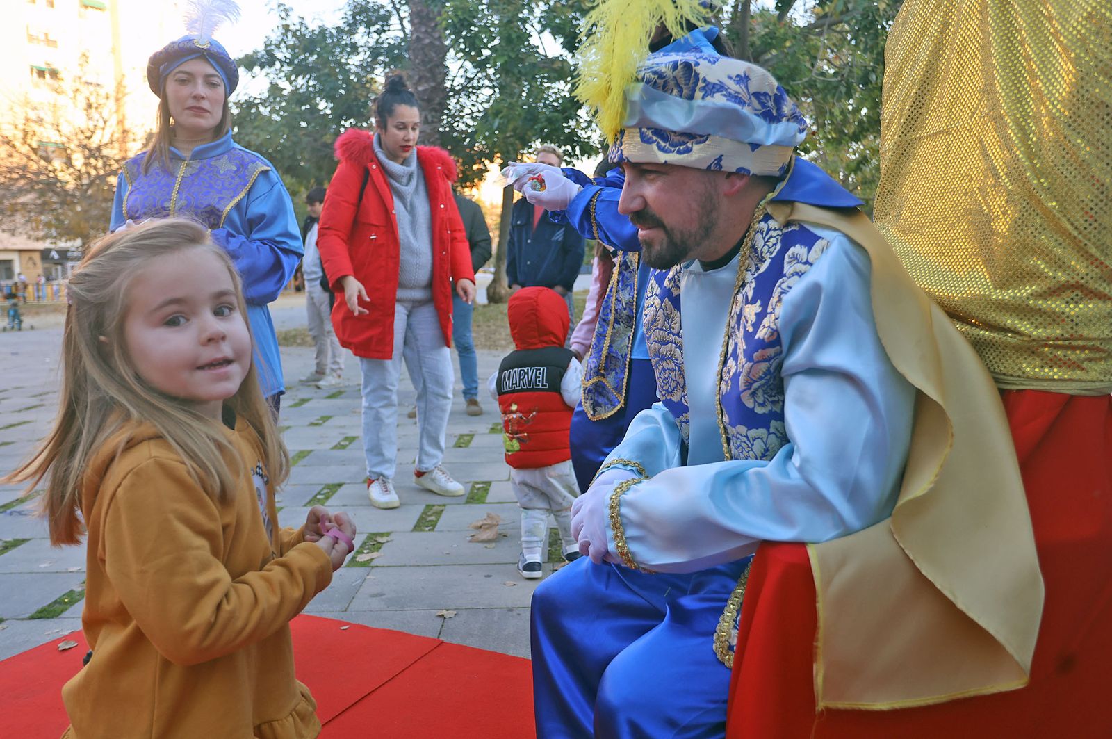 Imágenes del paje Real de SSMM los Reyes Magos recogiendo las cartas de los niños y niñas de Huelva en la plaza Houston