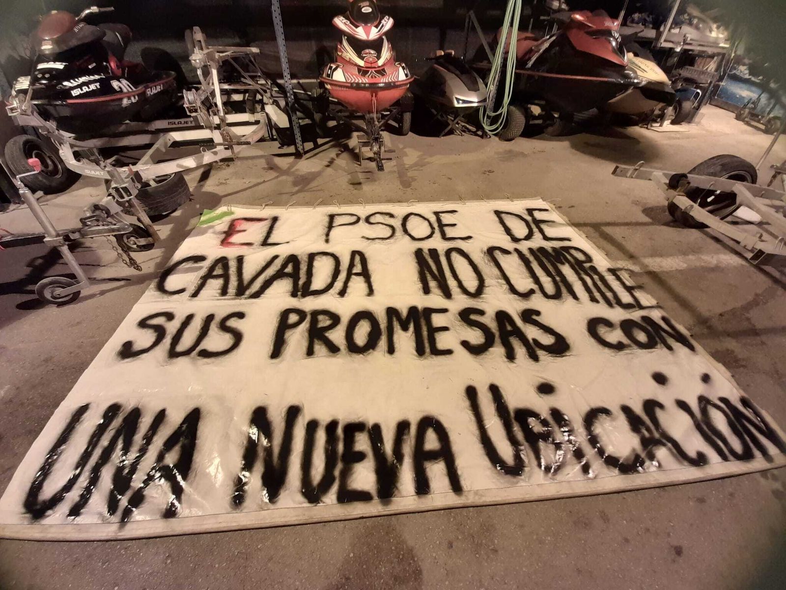 Pancarta de protesta del club de motonáutica Islajet.