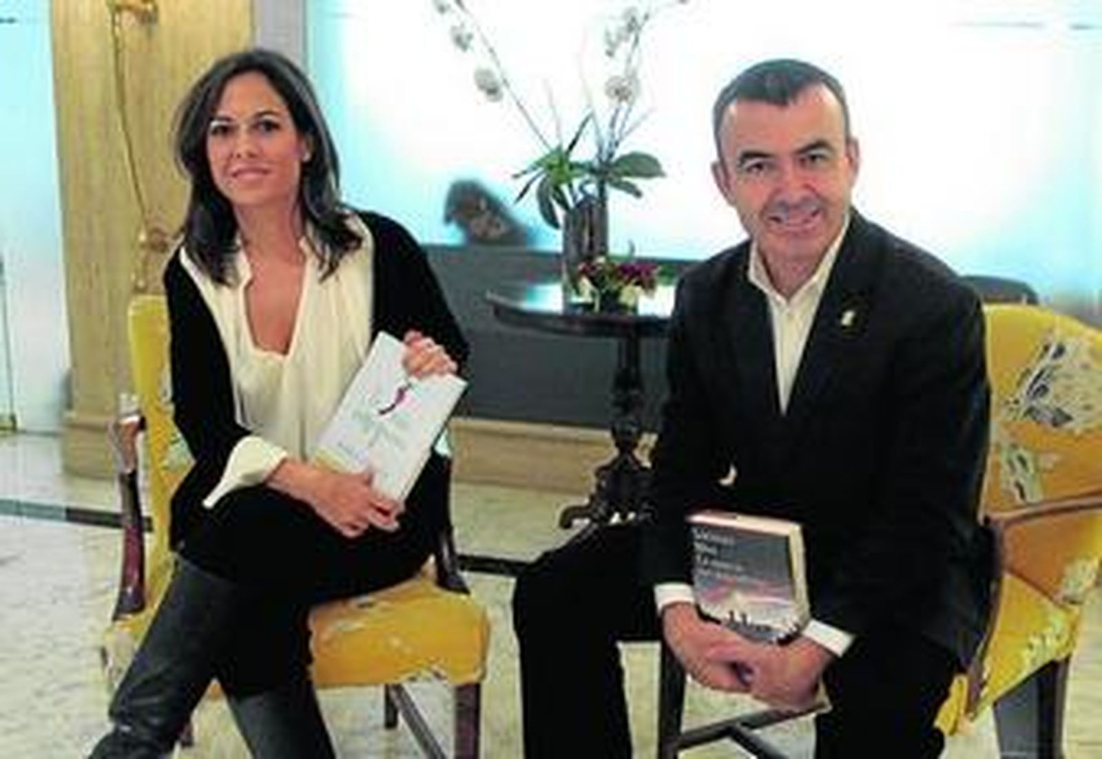 Mara Torres, autora de 'La vida imaginaria', junto a Lorenzo Silva en el Hotel Inglaterra.