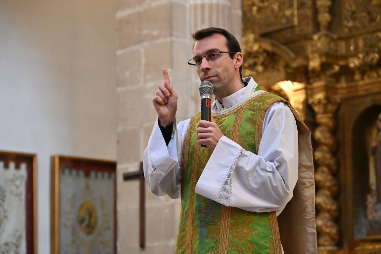 Las imágenes del homenaje de Villa del Río a su párroco emérito, Manuel Tirado Fernández