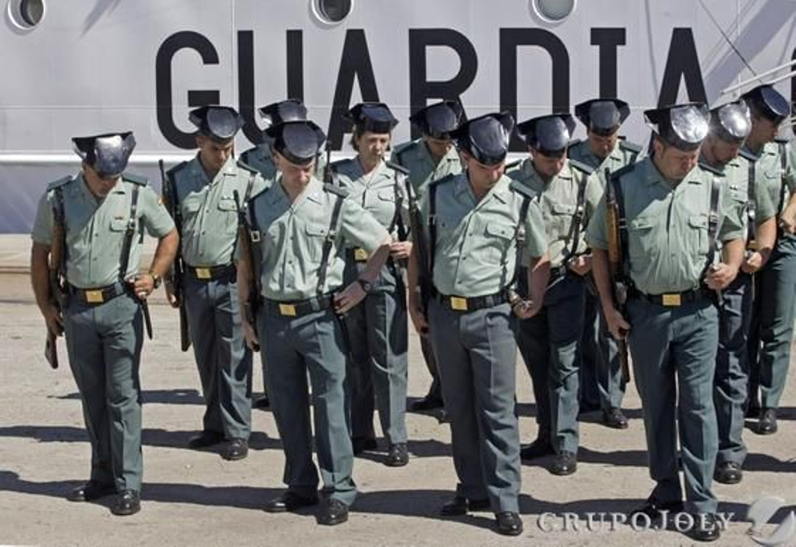 Don Juan Carlos muestra su apoyo a los pescadores y a la Guardia Civil por el trabajo que realizan./Erasmo Fenoy