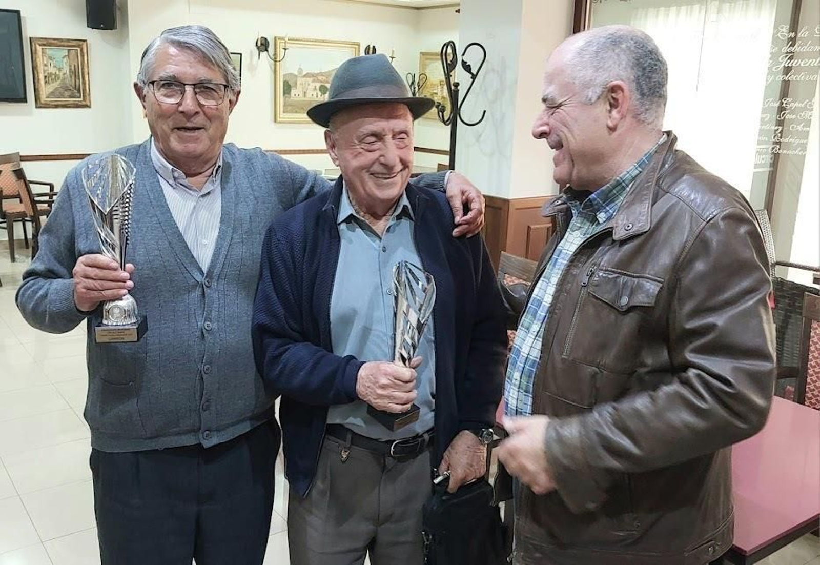 Cayetano Borja y Anselmo Jiménez, campeones del torneo de dominó.