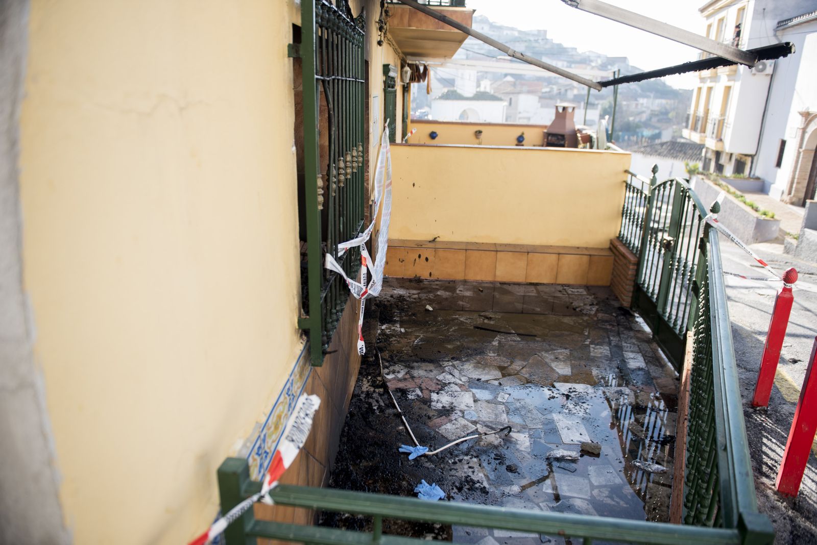 Imágenes de un fin de semana de tiros, muerte e incendios en Pinos Puente (Granada)