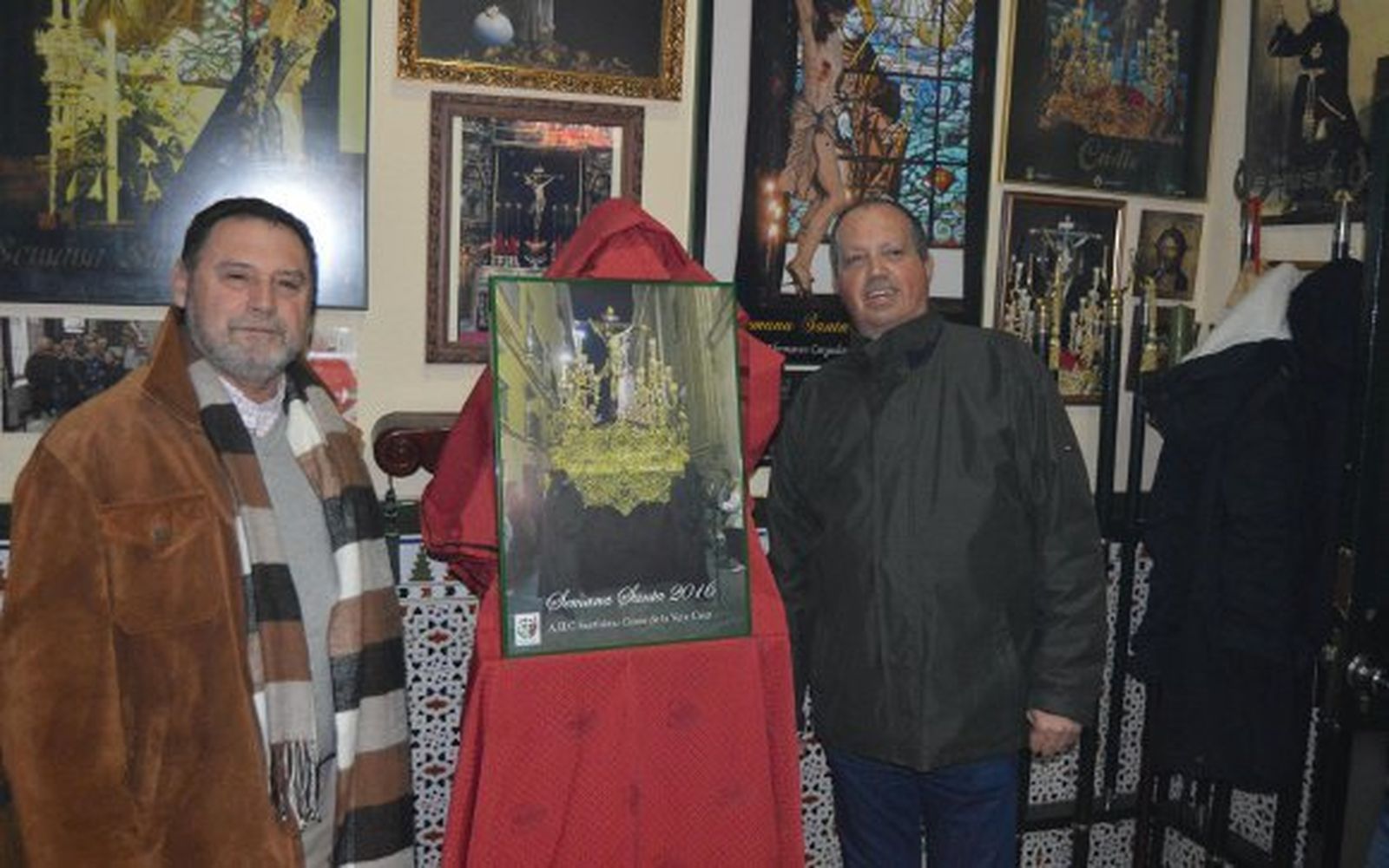 Pepe Ortiz y Domingo Correa, durante el descubrimiento del cartel de Semana Santa 2016 del Cristo de la Vera-Cruz.  Foto: Ignacio Casas de Ciria