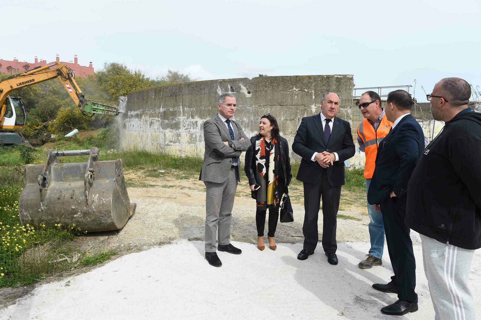 Visita de representantes municipales a las obras de derribo de la depuradora de La Concha