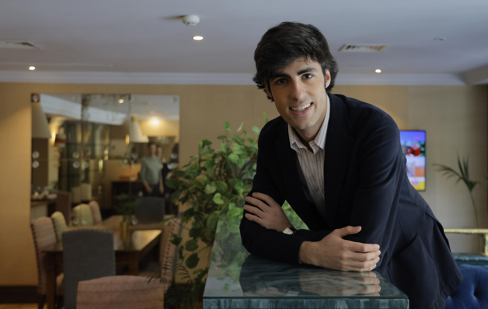 El escritor Alfonso Goizueta en el Hotel Inglaterra en Sevilla.