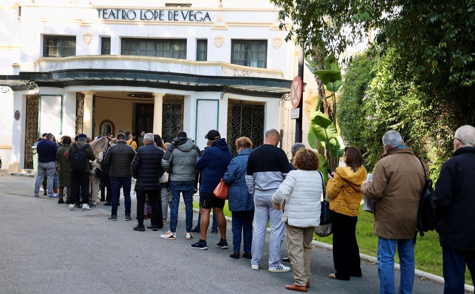 Colas para comprar la entrada en las taquillas de Lope de Vega.