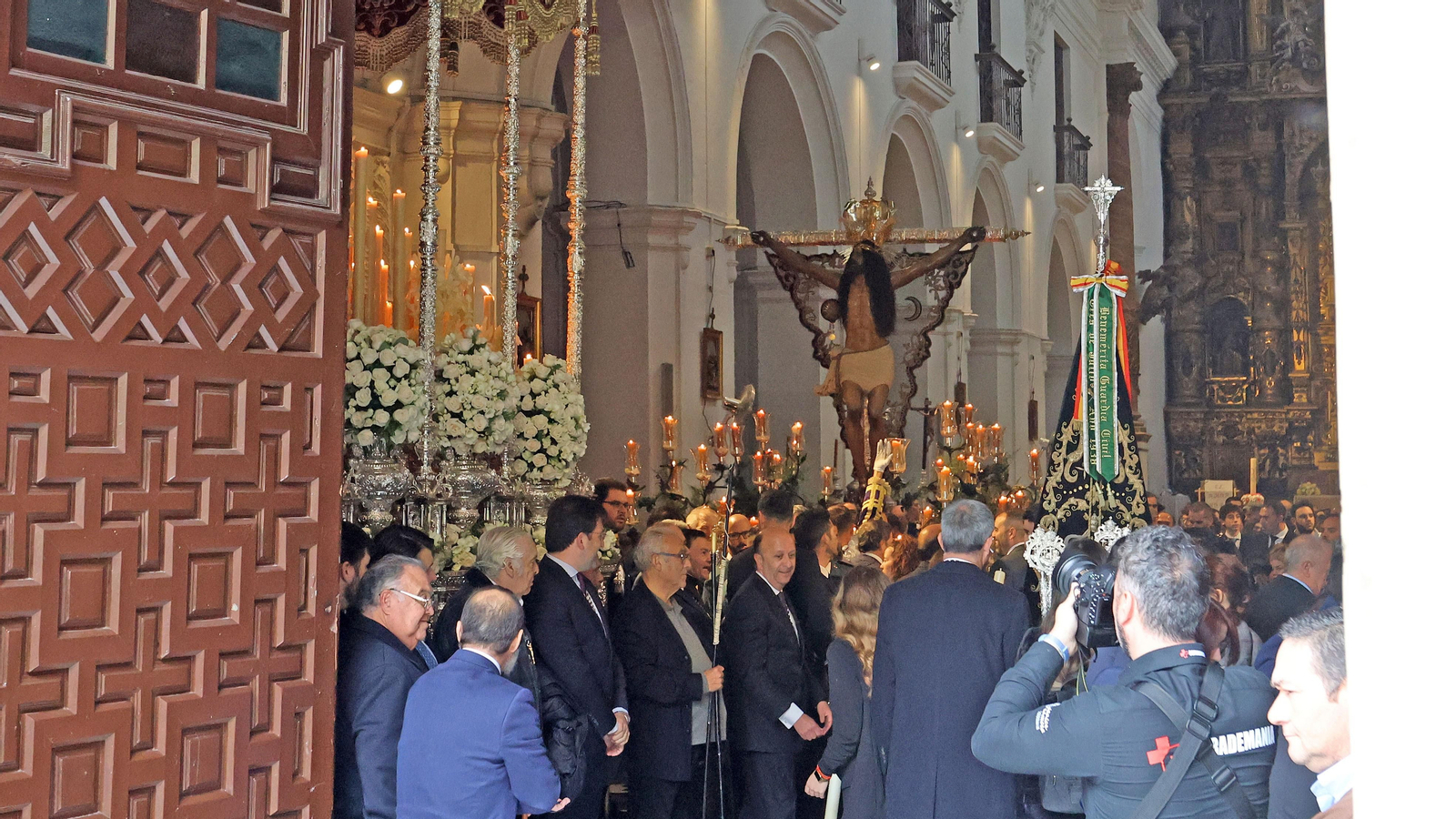 Las Viñas y El Cristo vuelven a sus templos