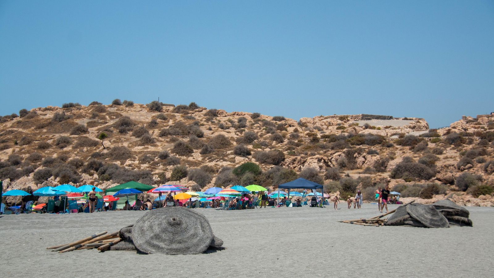 Unas sombrillas preparadas en la playa para su instalación