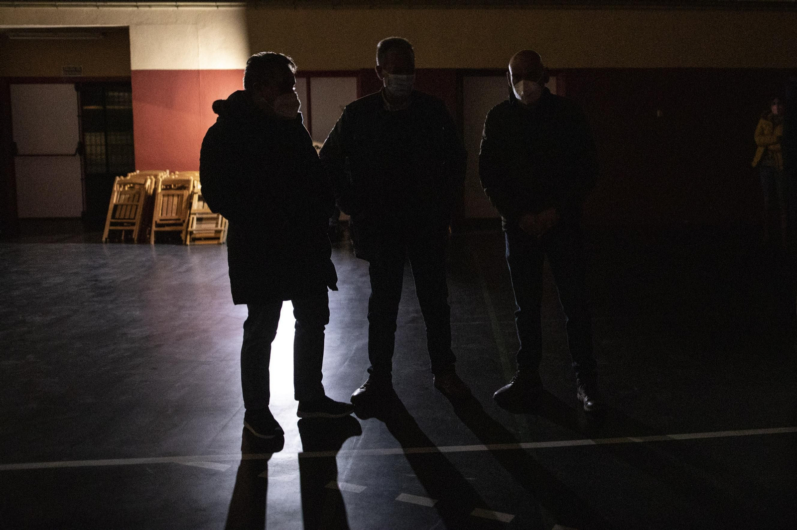 El alcalde de Pinos Puente se encierra contra los cortes de luz, en imágenes