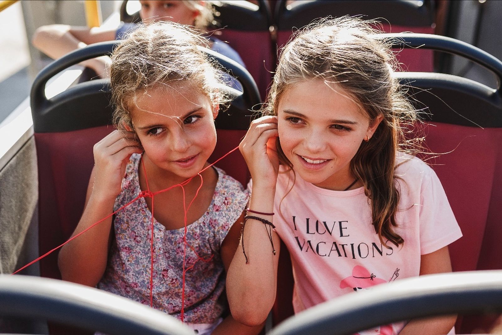 Dos niñas en un autobús turístico de City Sightseeing.
