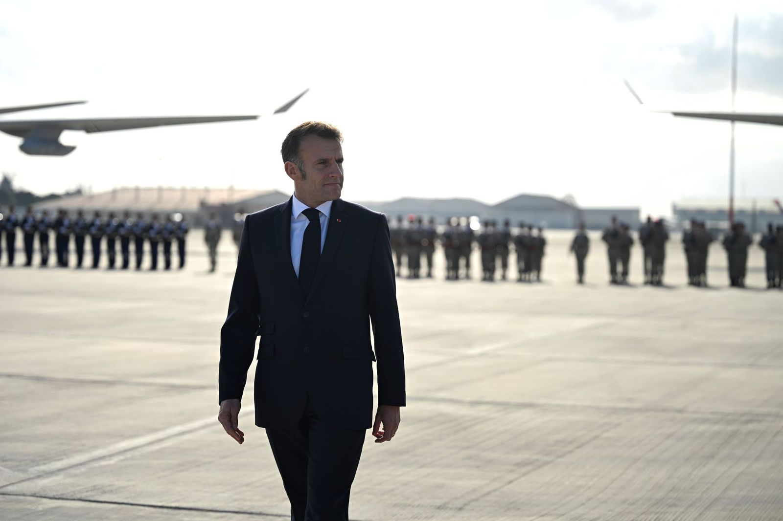 El presidente francés, Emmanuel Macron, pasa revista a las tropas durante su visita a la base militar de Istres.