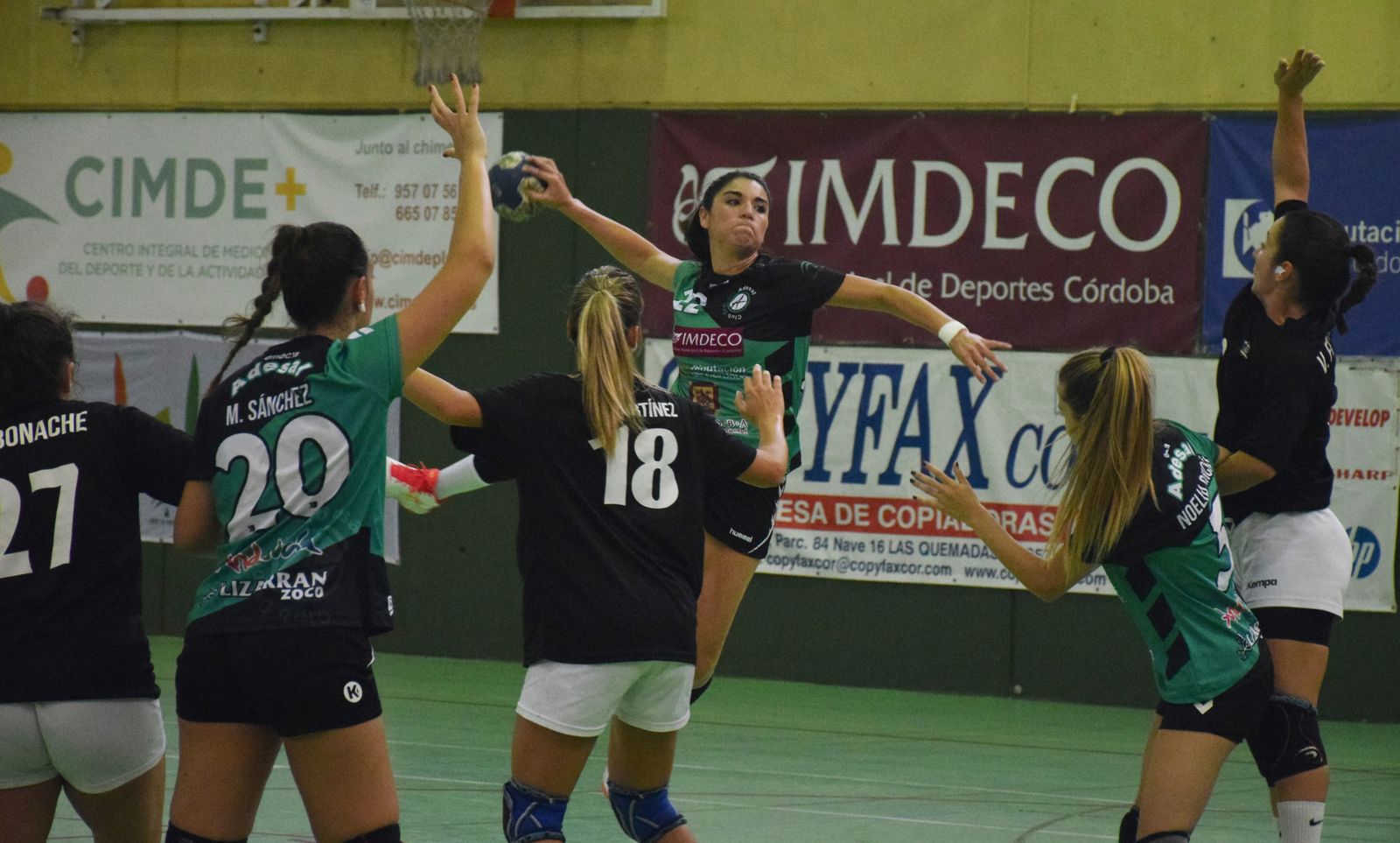 Maura Andrea se levante para disparar sobre la portería del Benidorm.