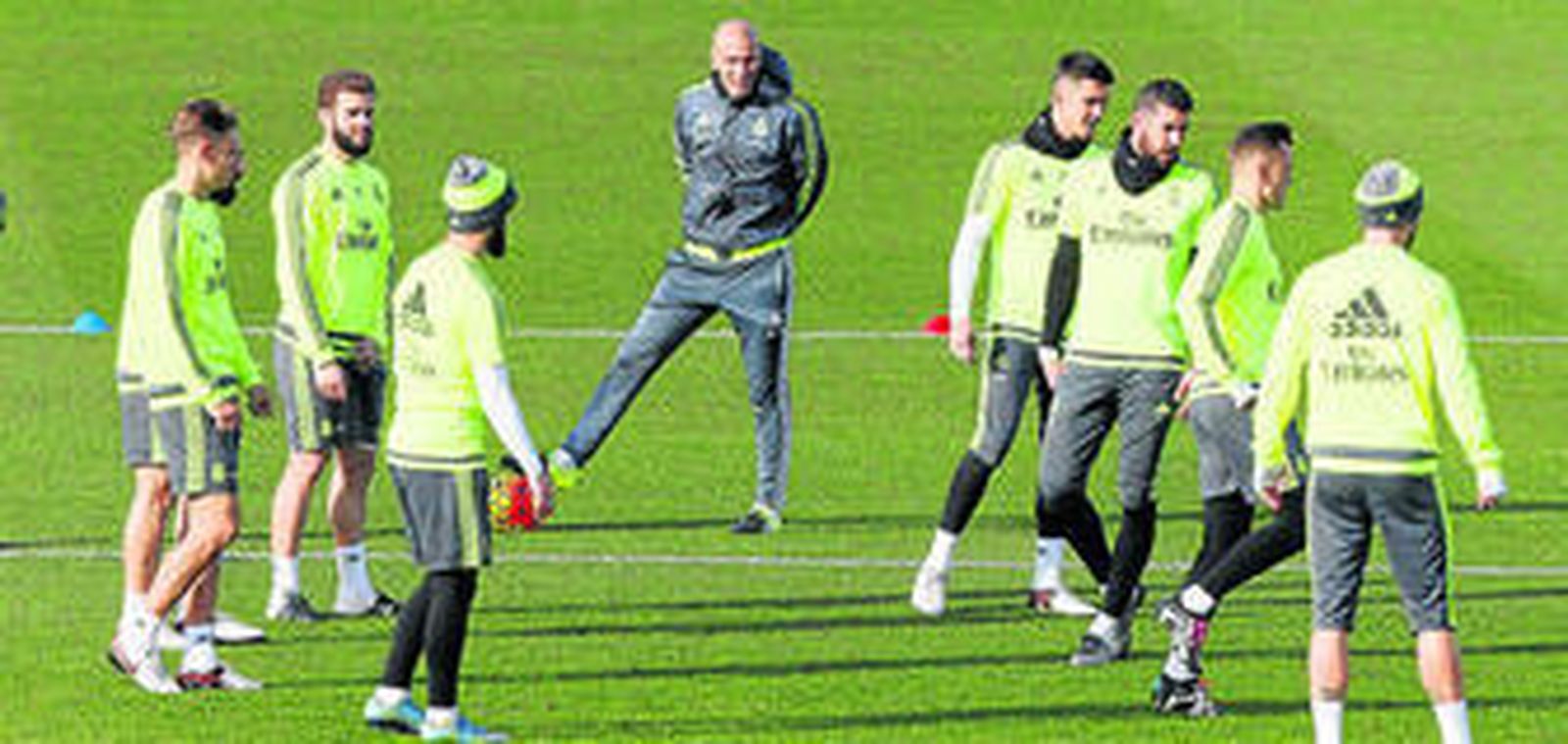 Zinedine Zidane observa a sus jugadores en un ejercicio del entrenamiento de ayer.
