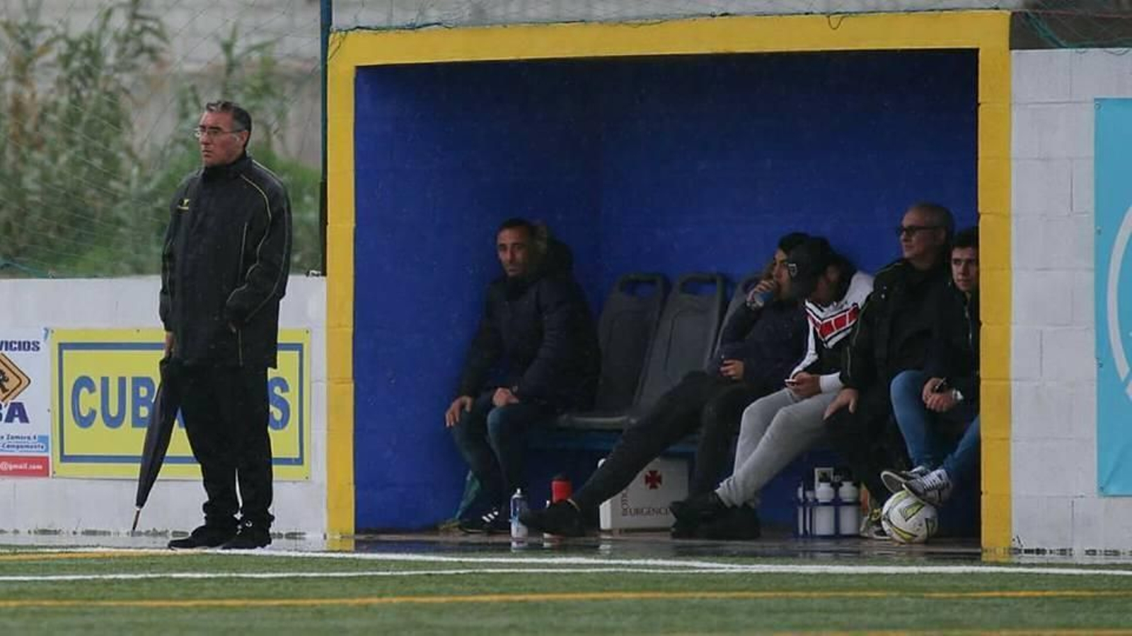 Alberto Torremocha sigue, de pie junto al banquillo, el desarrollo de un partido de su equipo.