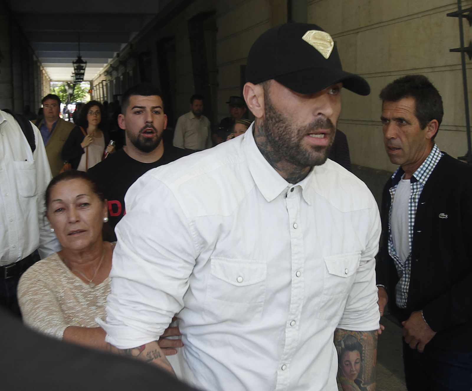 Manuel H. P. sale de los juzgados tras la agresión en Bilbao.