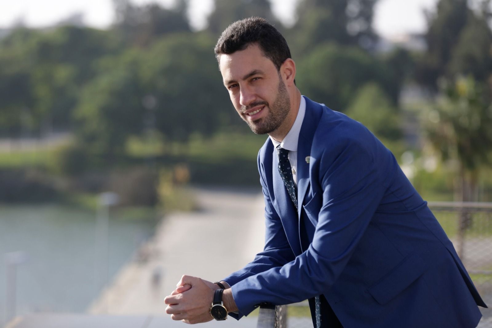 Iñaki Echeveste posa en la terraza de la Escuela Superior de Hostelería de Sevilla.