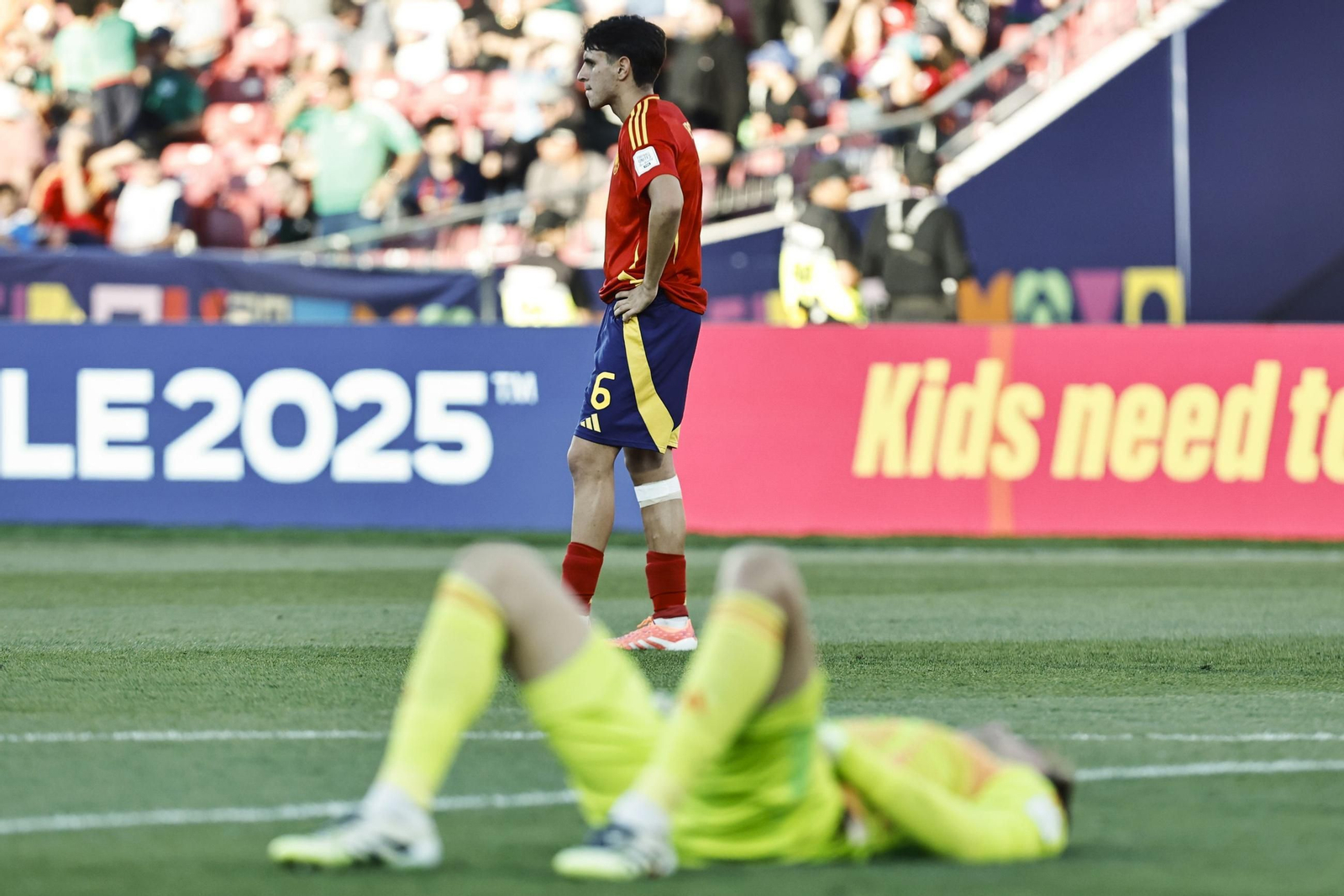 Los jugadores españoles se lamentan al final del partido.