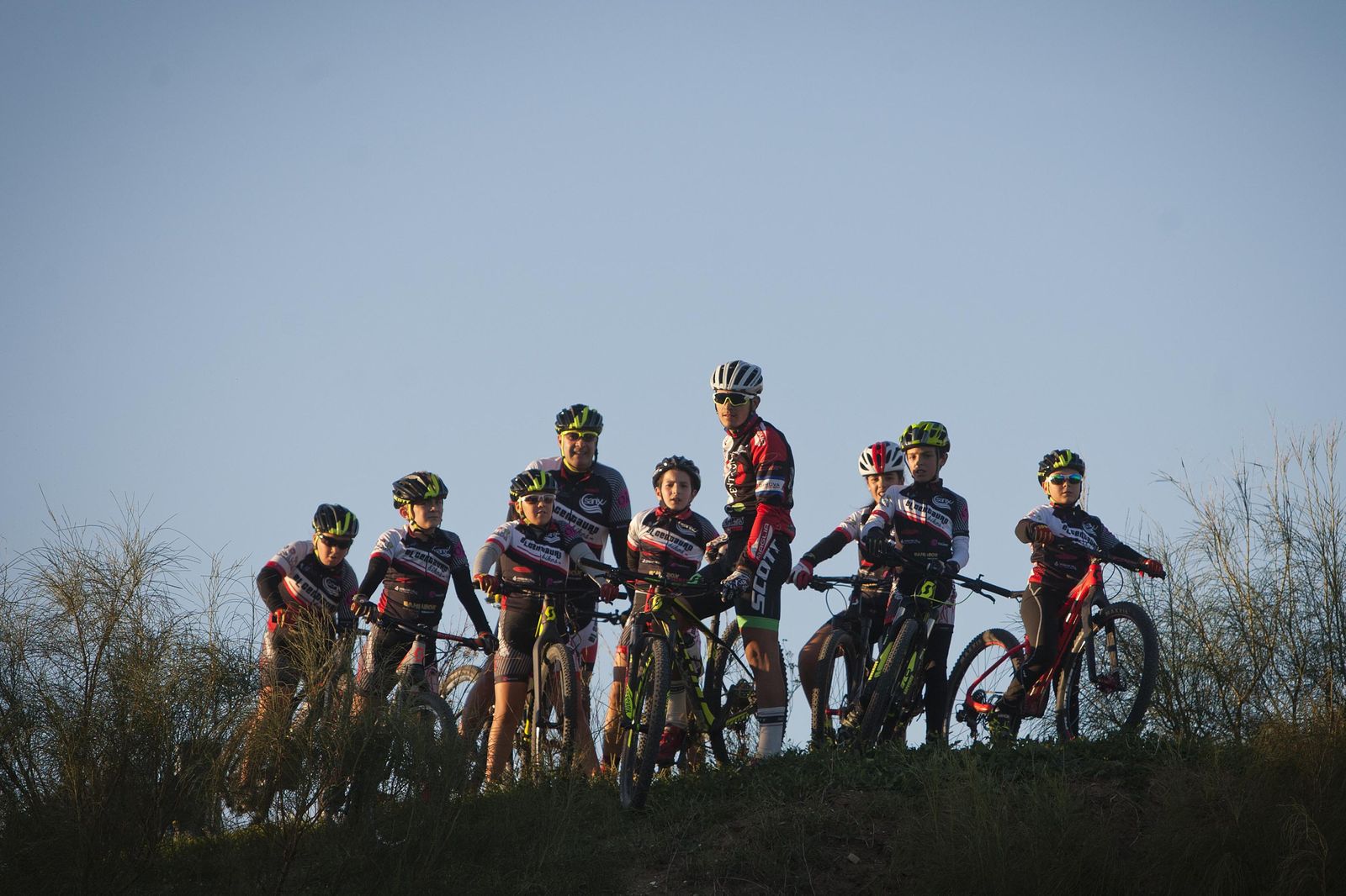 Varios de los alumnos de la escuela de ciclismo Isla de León-Centauro practicando por el accidentado terreno del Cerro de los Mártires.
