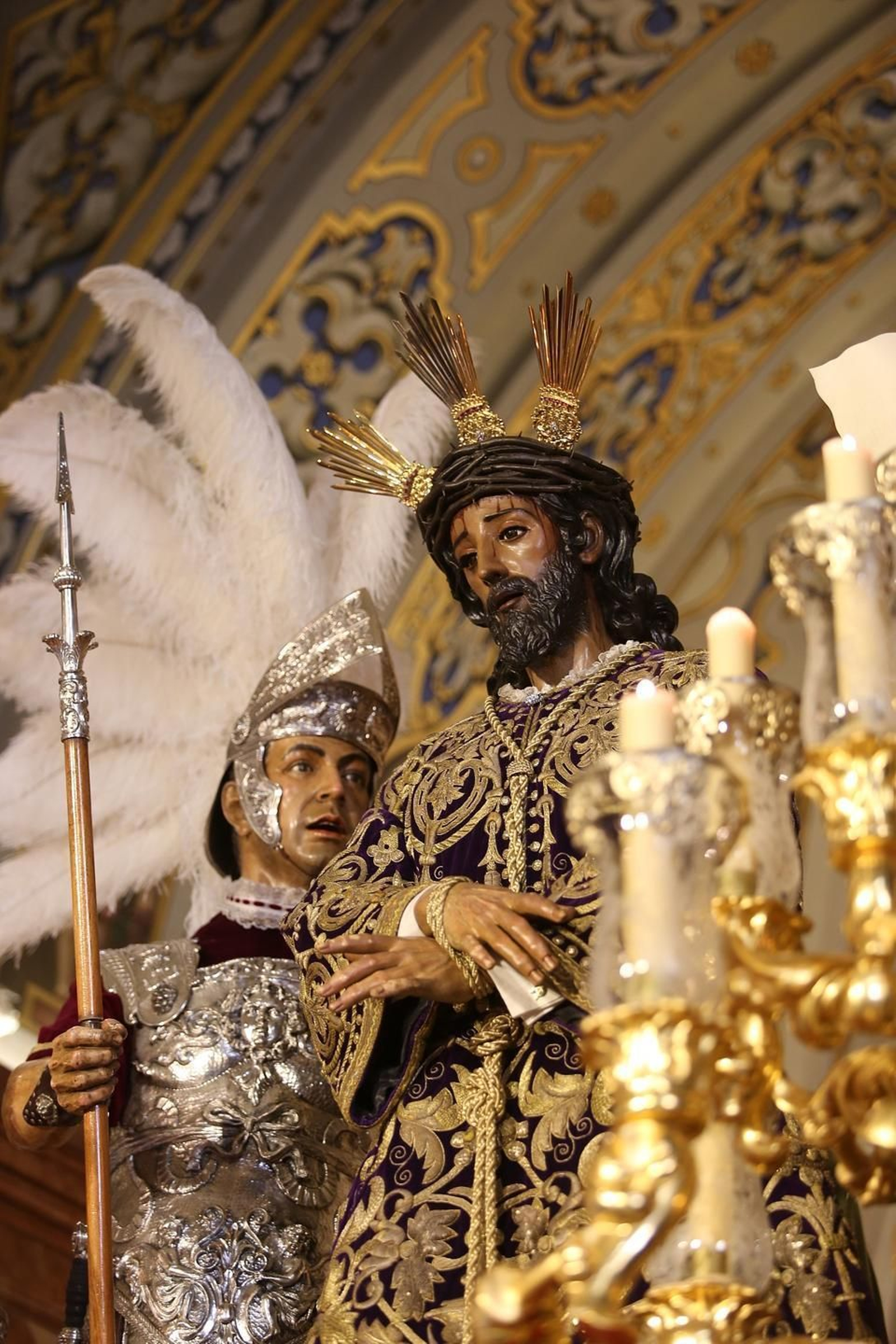 Visita a la basílica de la Macarena en el mañana del Jueves Santo.
