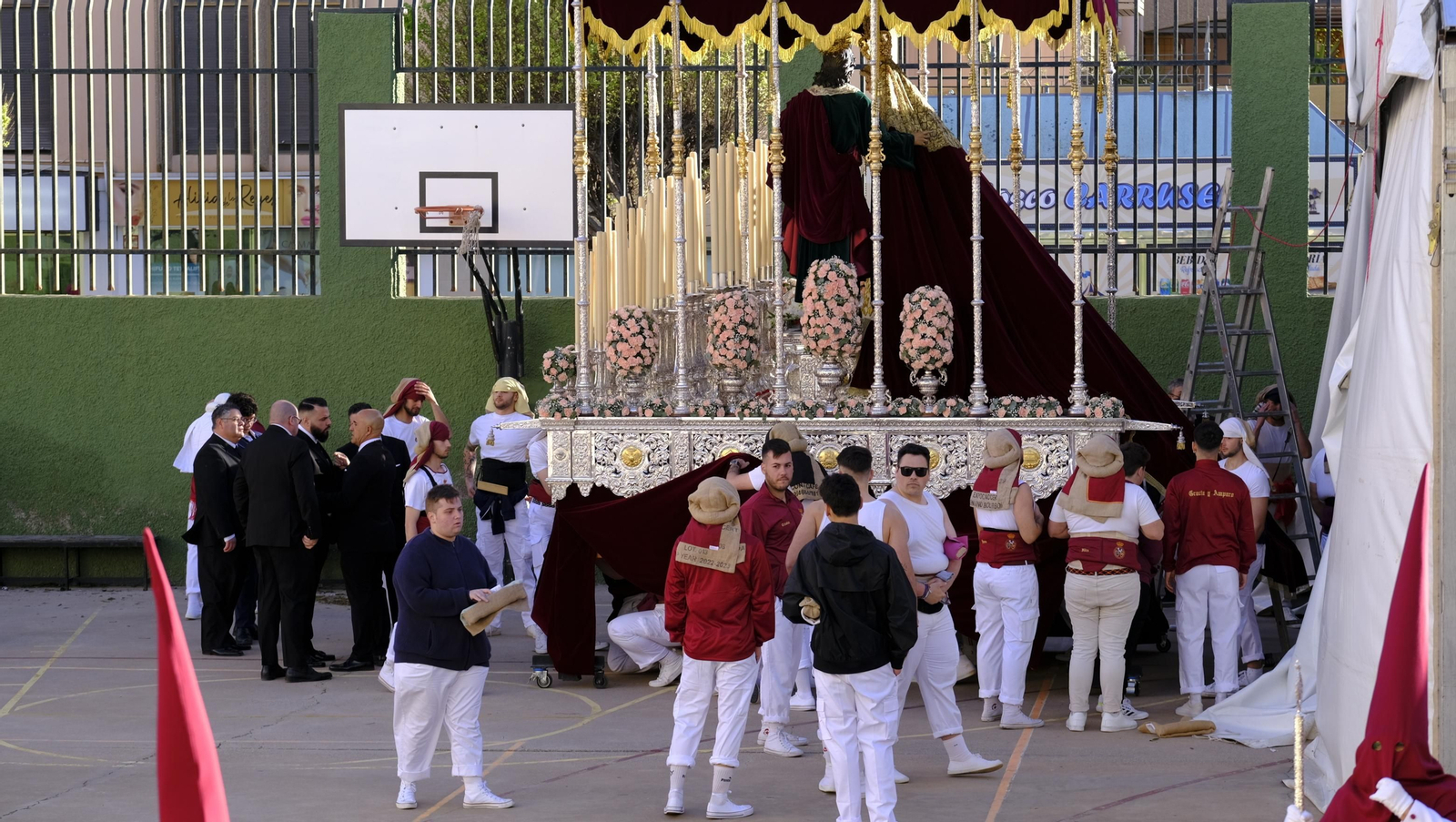 Coronación desaría al viento en su estación de Penitencia