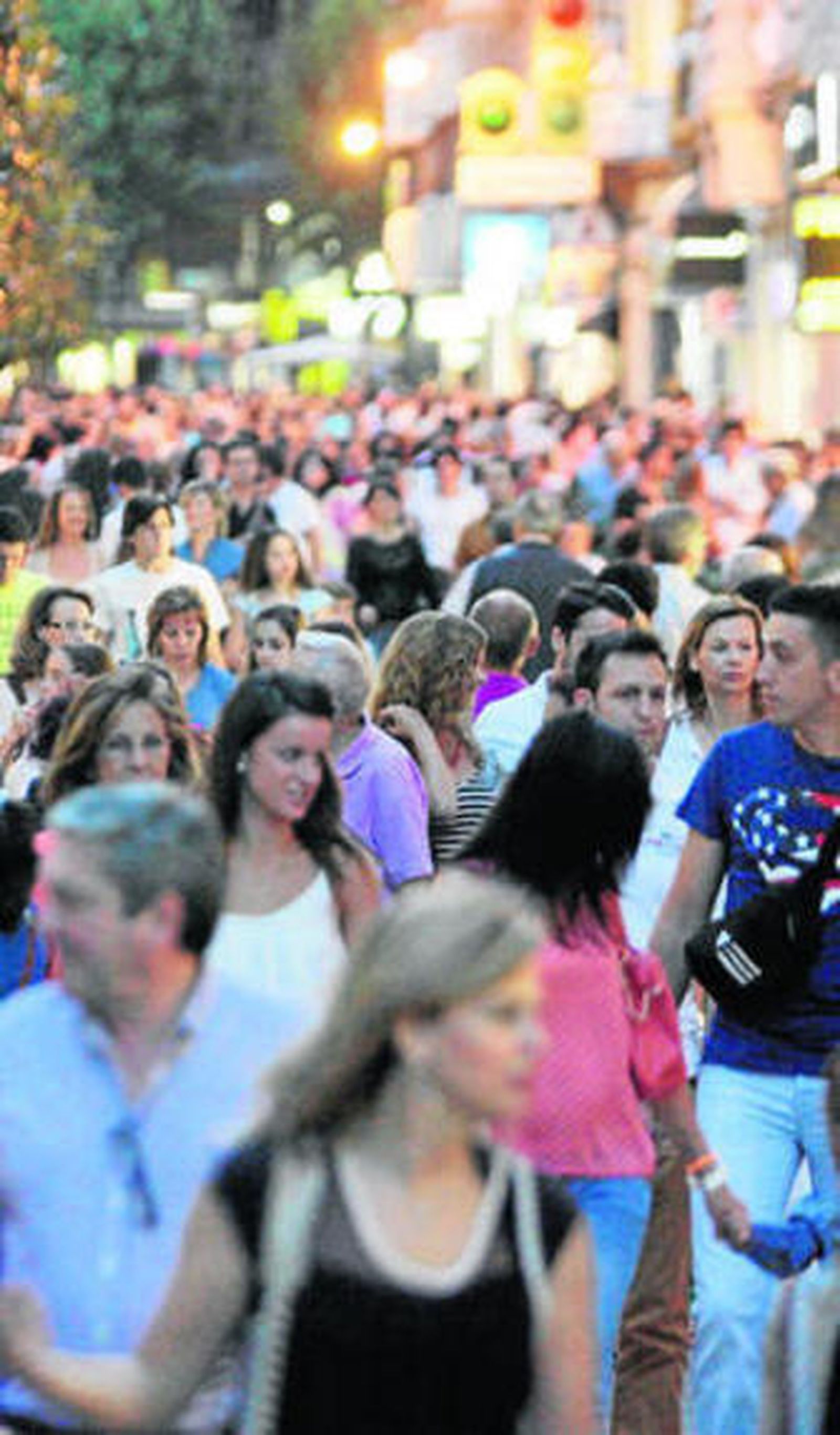 El comercio del centro recupera su vigor por unas horas en la Shopping Night