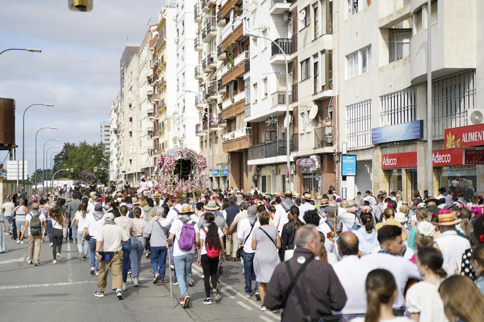 Emigrantes se despide de Huelva con estampas para el recuerdo: imágenes que enamoran de la salida al Rocío 2025