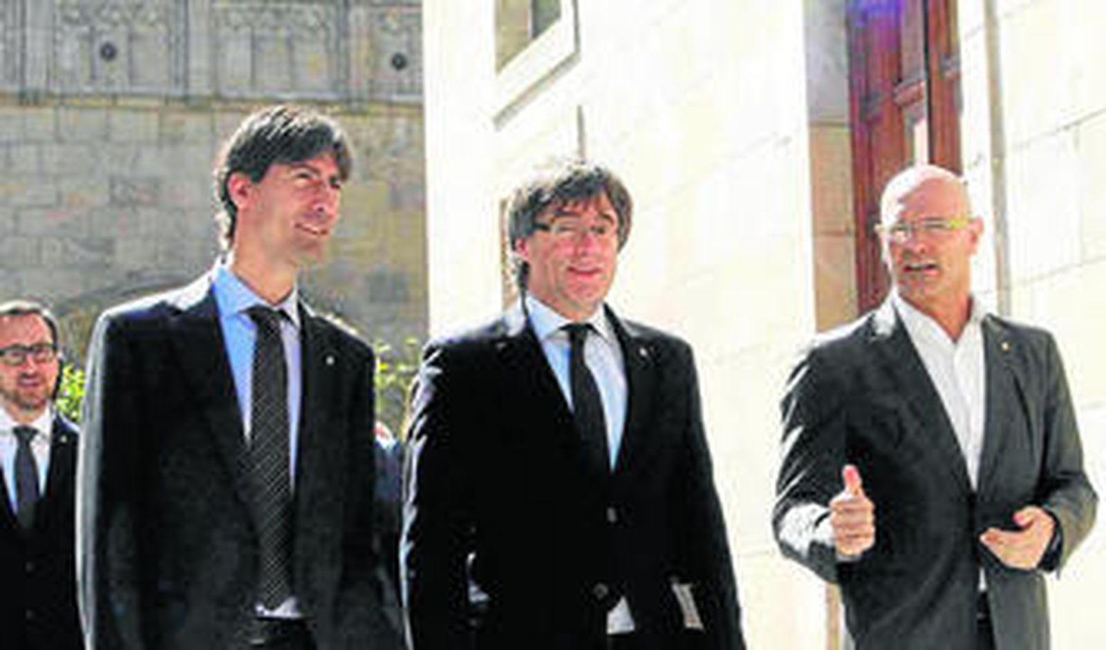 El secretario general de la Asamblea General de la Alianza Libre Europea, Jordi Solé (izqda.), Carles Puigdemont y el 'conseller' de Exteriores, Raül Romeva, ayer.