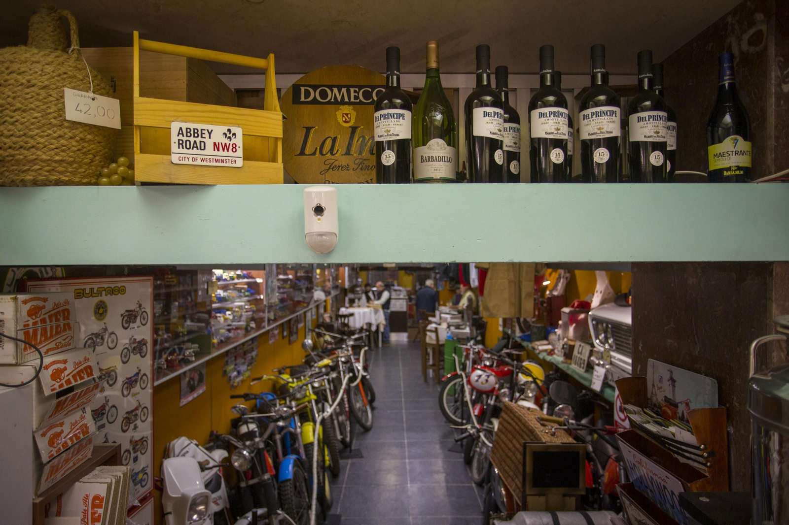 Así es el bar Pelayo-Hecho en Cádiz, un museo del buen comer y el motor