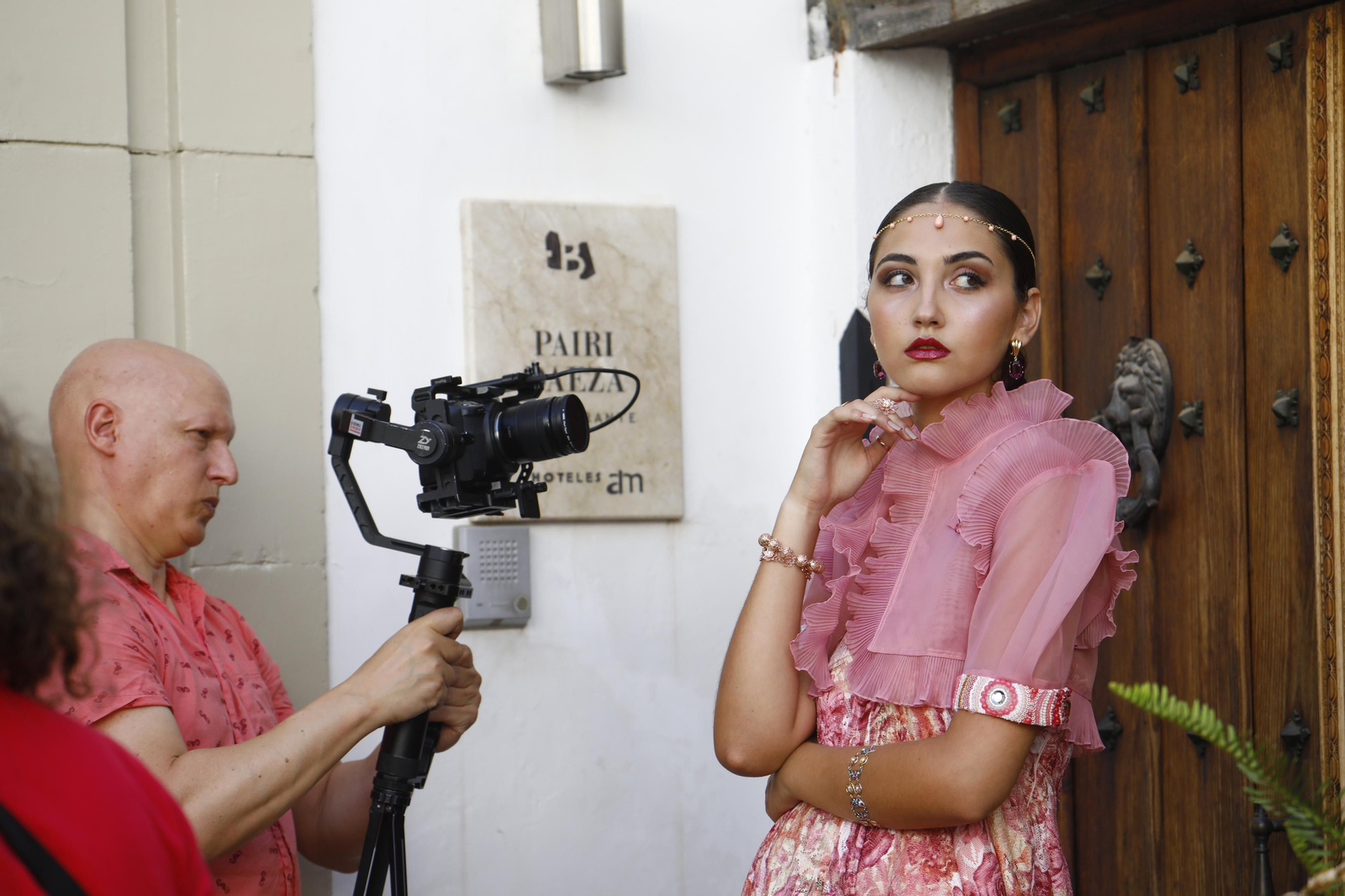 La calleja de las Flores de Córdoba se llena de moda y joyas, en imágenes
