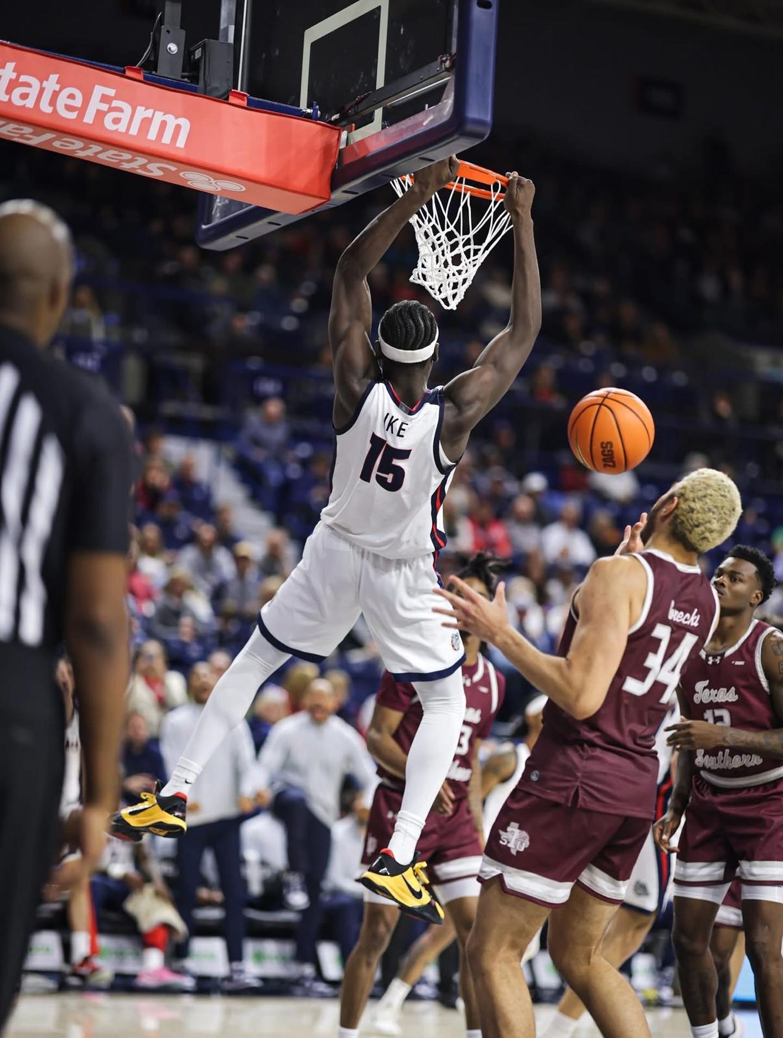 NCAA: Mario Saint-Supéry y Guille del Pino debutan con victoria