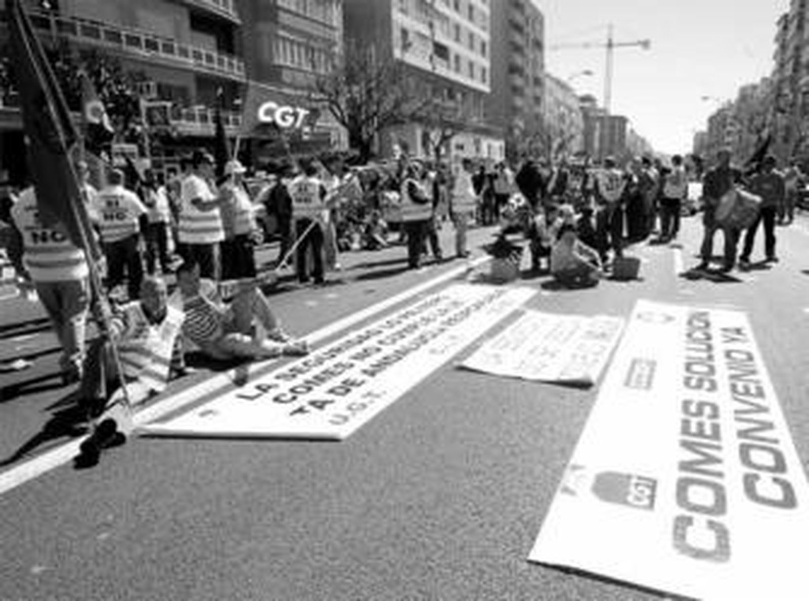 Un grupo de trabajadores, en una sentada frente a los sindicatos, donde se alentó "a seguir luchando".
