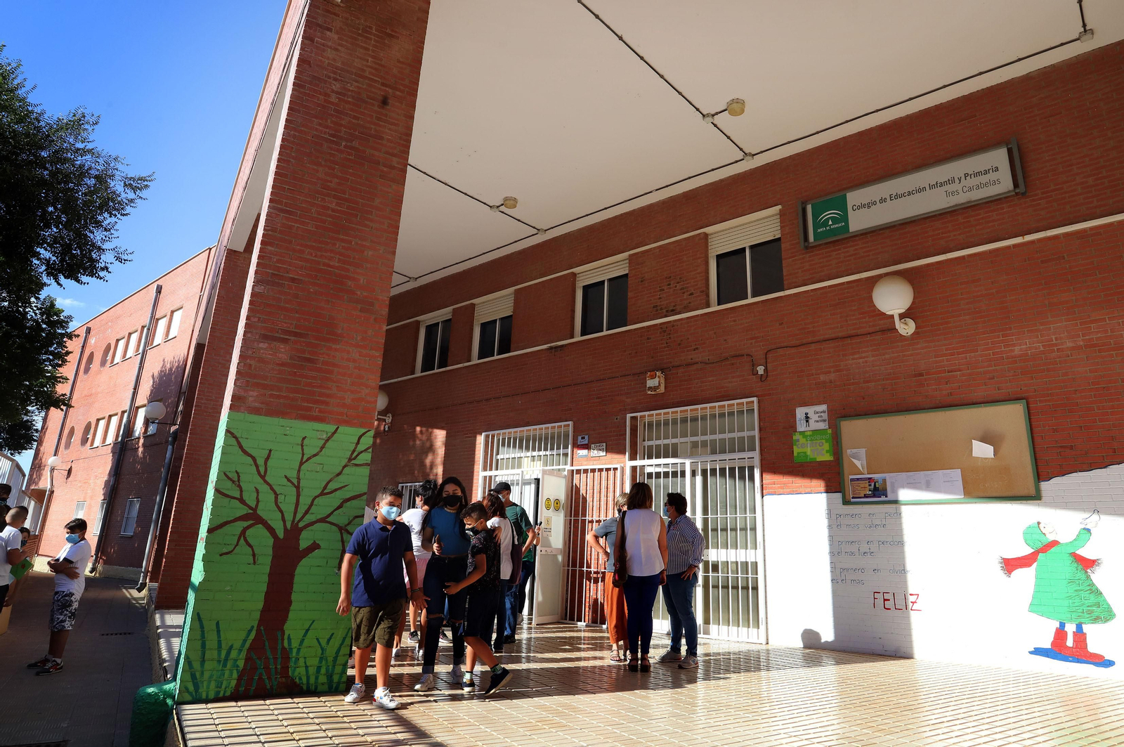 Imágenes de la concentración de profesores, padres y alumnos del Colegio Tres Carabelas