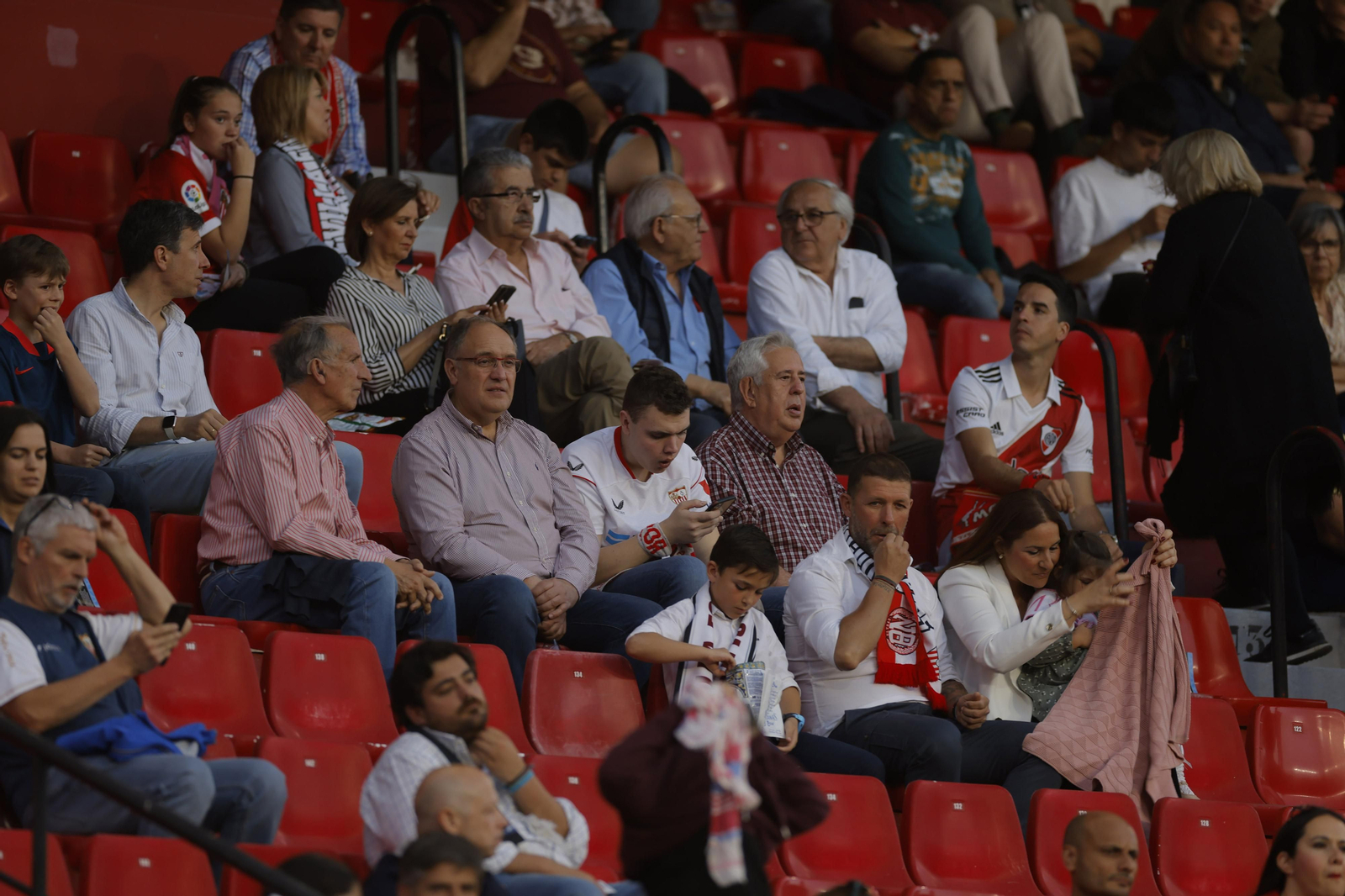 Búscate en las fotos del Sevilla-Celta