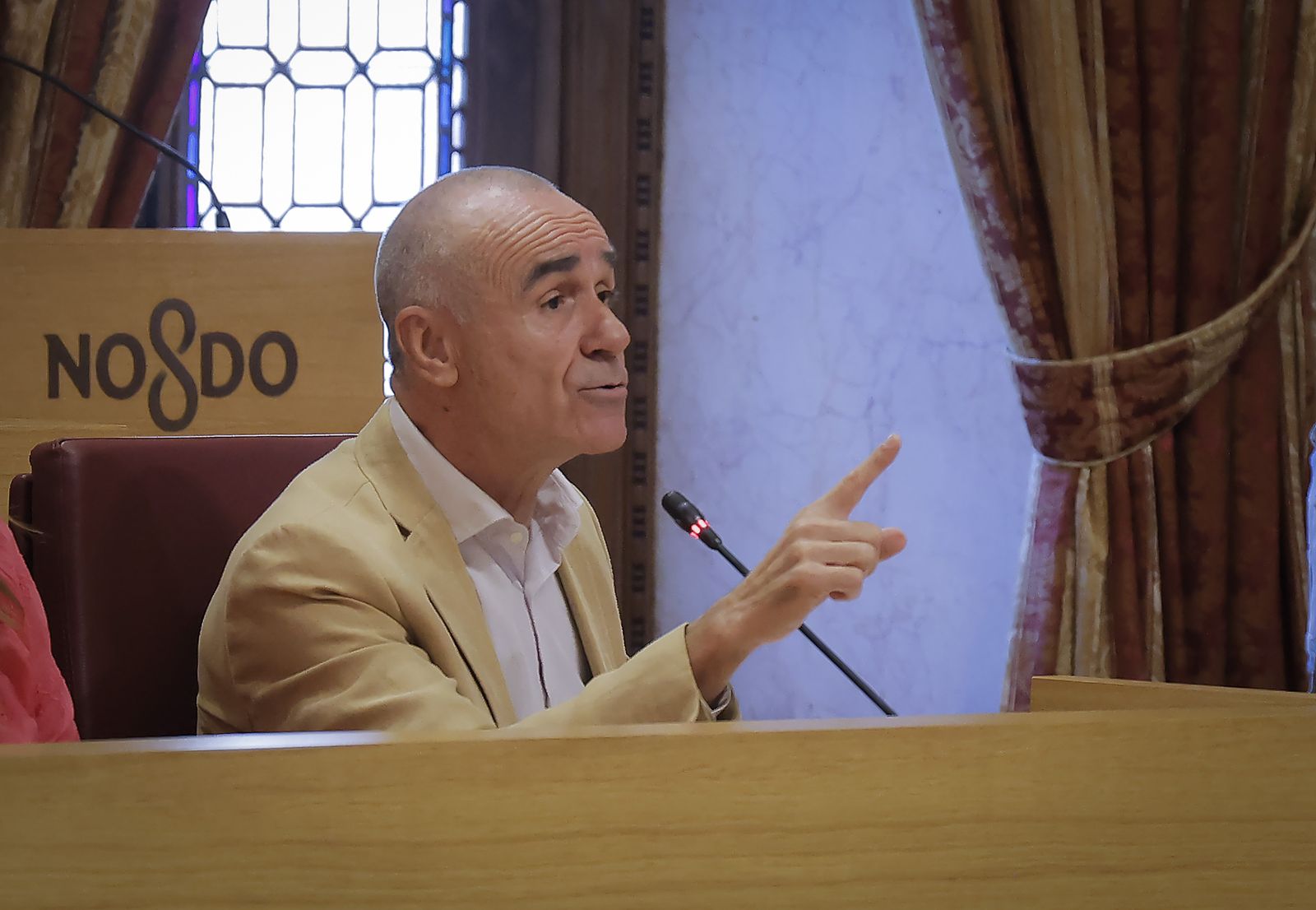 Muñoz señala a Sanz durante una intervención en la sesión plenaria.