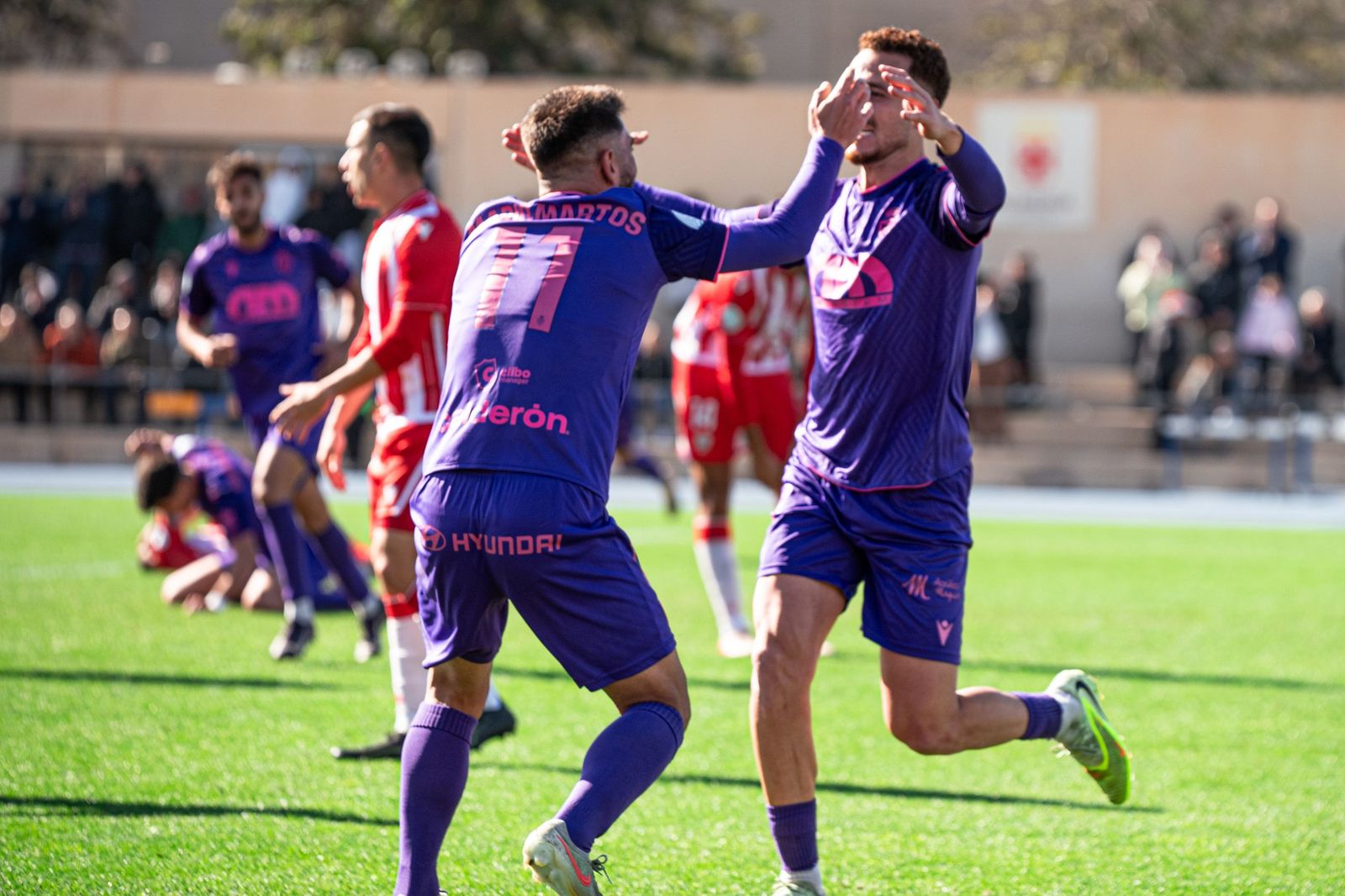 Agus Alonso se abraza con Mario Martos tras el tanto del 1 a 1 en Almería.