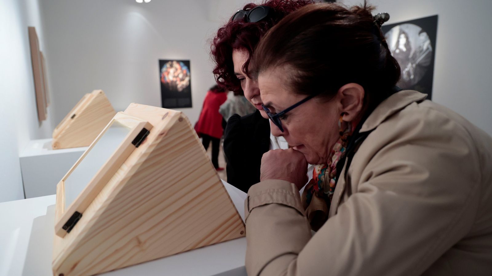 Dos visitantes contemplan una de la obras de la exposición.