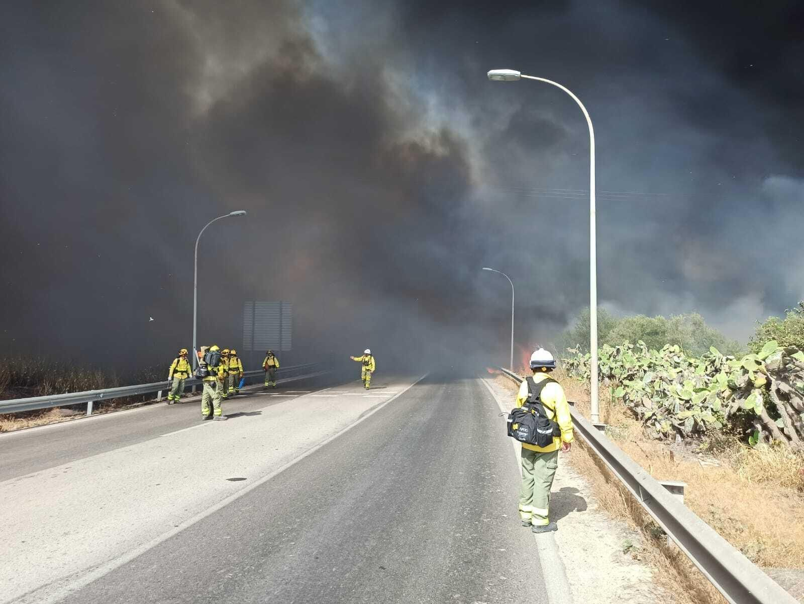 Desalojadas varias viviendas en Jerez por el incendio que ha cortado la AP-4 y la A-381