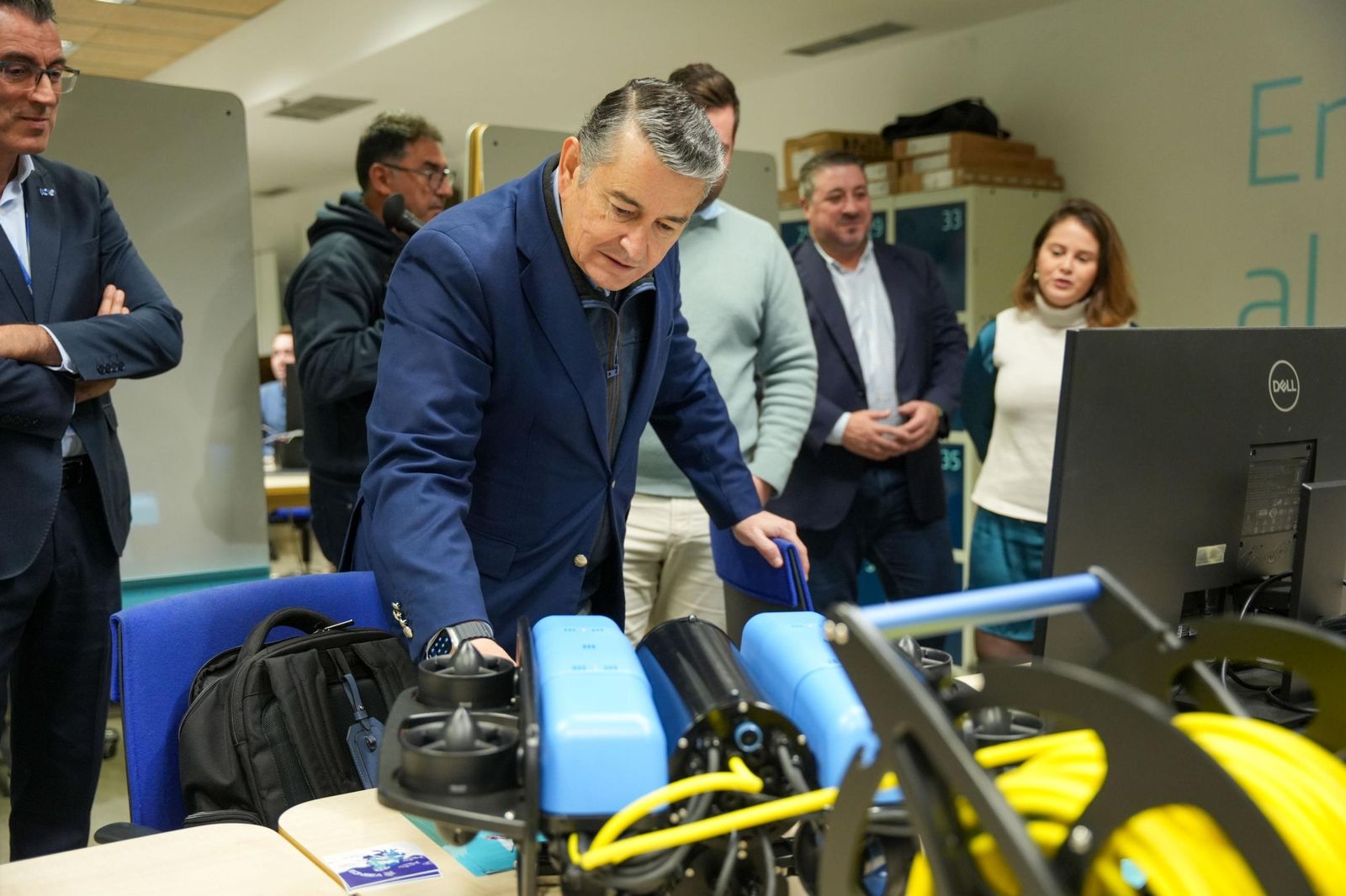 Antonio Sanz, en la visita al centro de El Cubo junto a Joaquín Segovia, director territorial Sur de Telefónica España.
