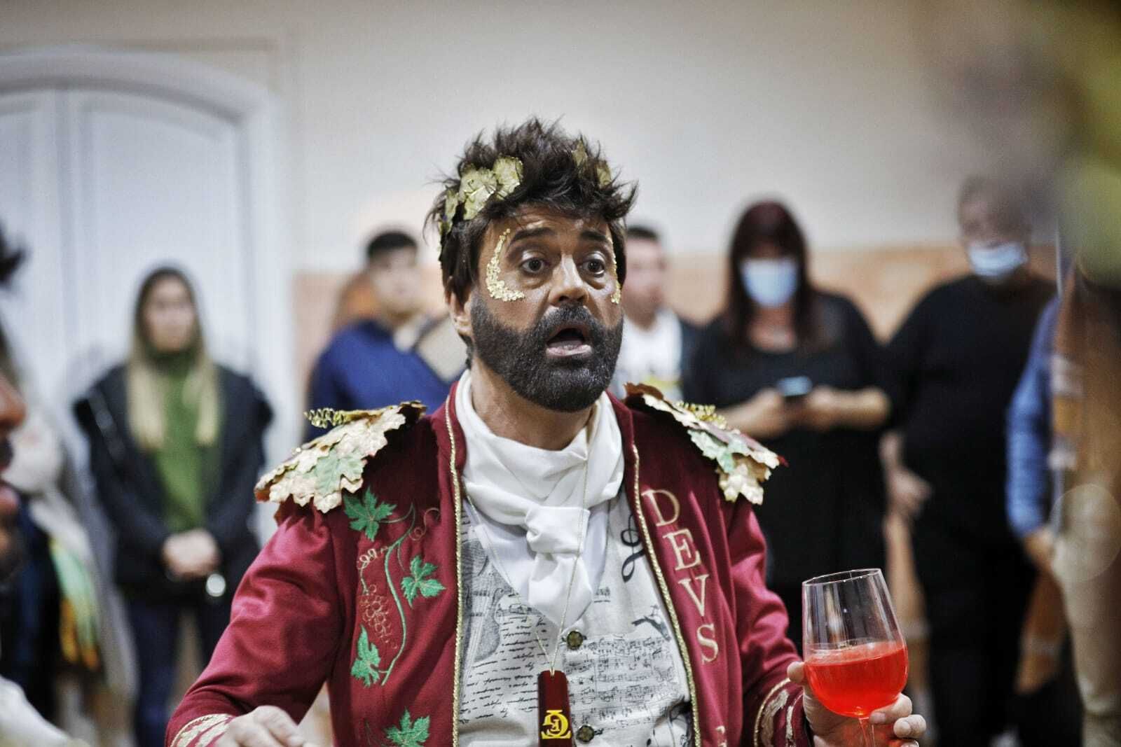 Francisco José Fernández 'Toté' dirigiendo  su comparsa en los camerinos.