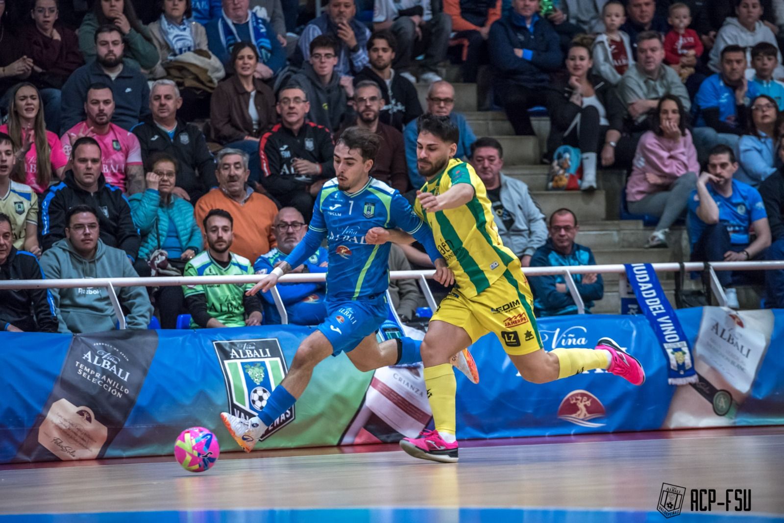 Carrasco, autor de un doblete, en la lucha por una pelota con Esteban.