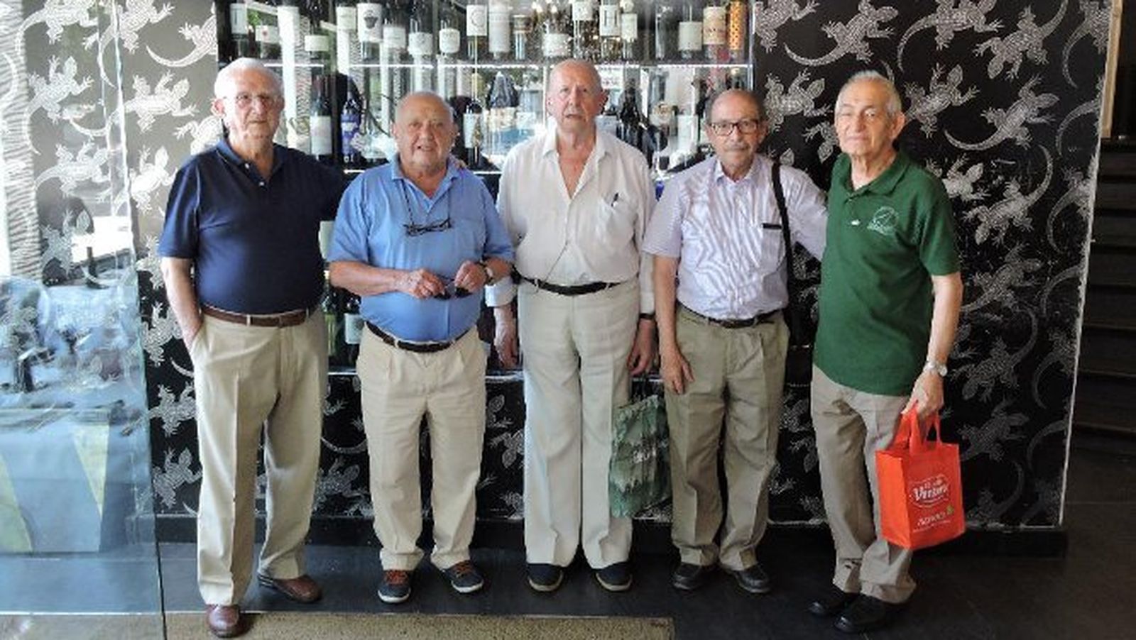 Domingo Espejo, Ricardo Laínez, José Höhr, Rogelio Hernández y el padre marianista Fernando Vázquez, durante el almuerzo celebrado en el restaurante 'El Balandro'.